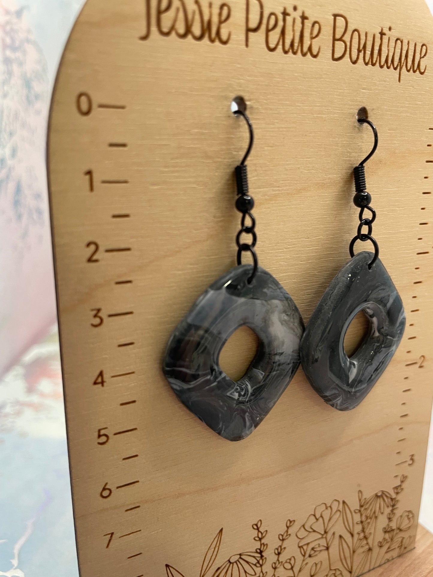 Boucles d’oreilles géométriques marbrées noir et gris