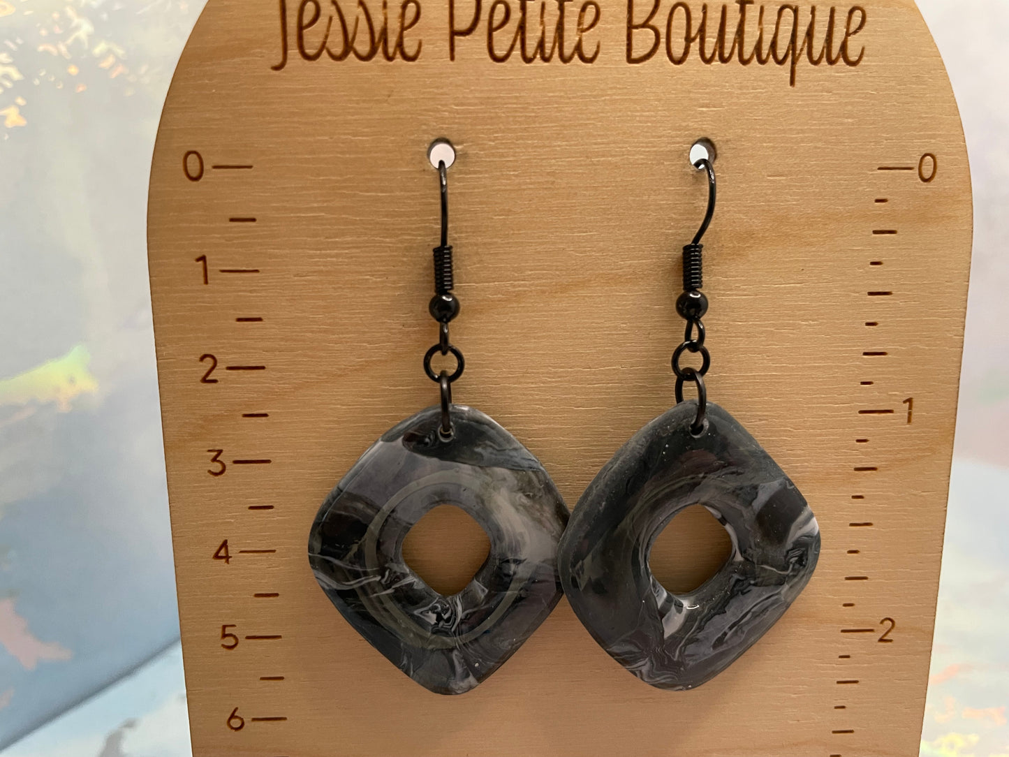 Boucles d’oreilles géométriques marbrées noir et gris