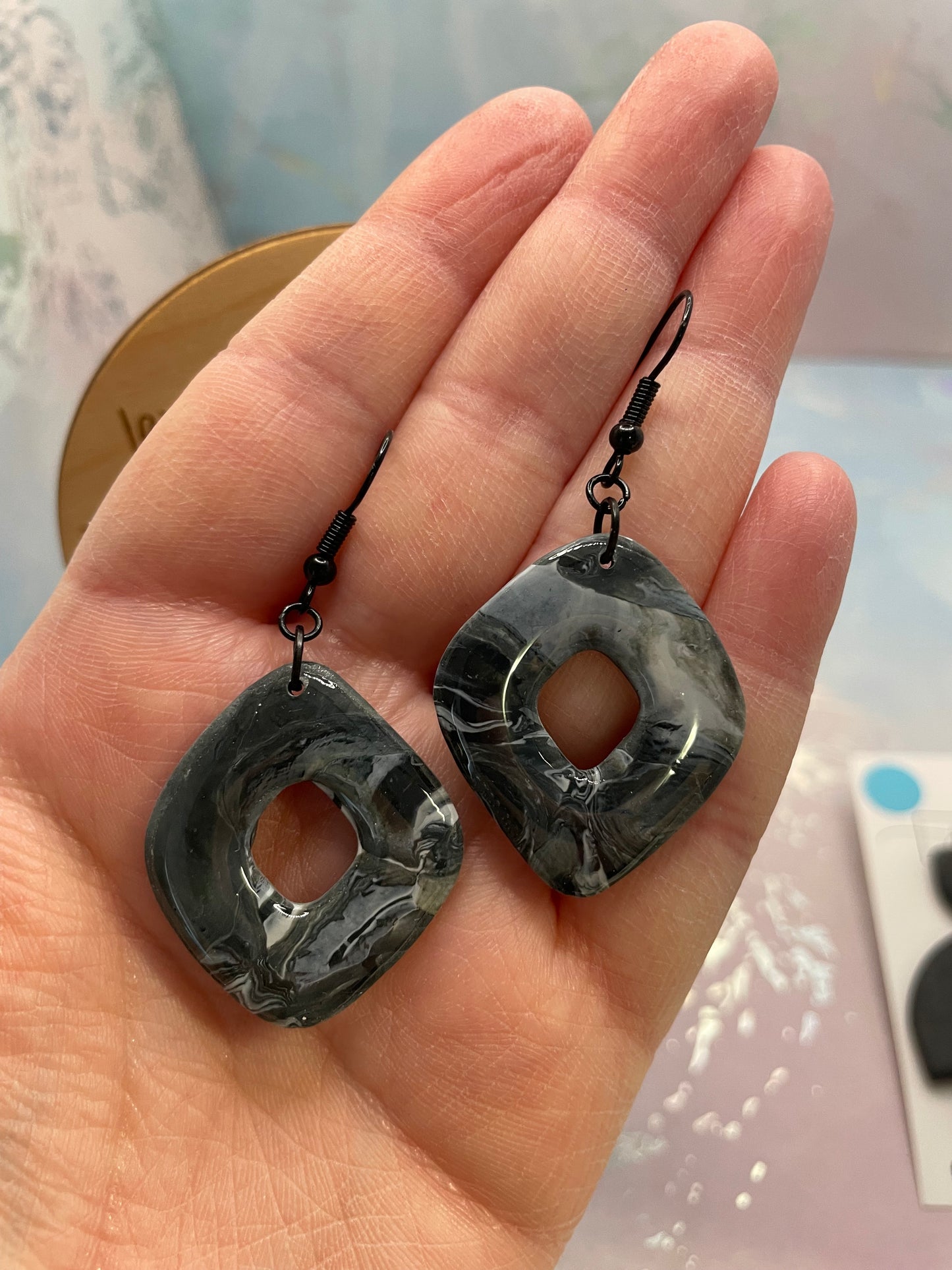 Boucles d’oreilles géométriques marbrées noir et gris