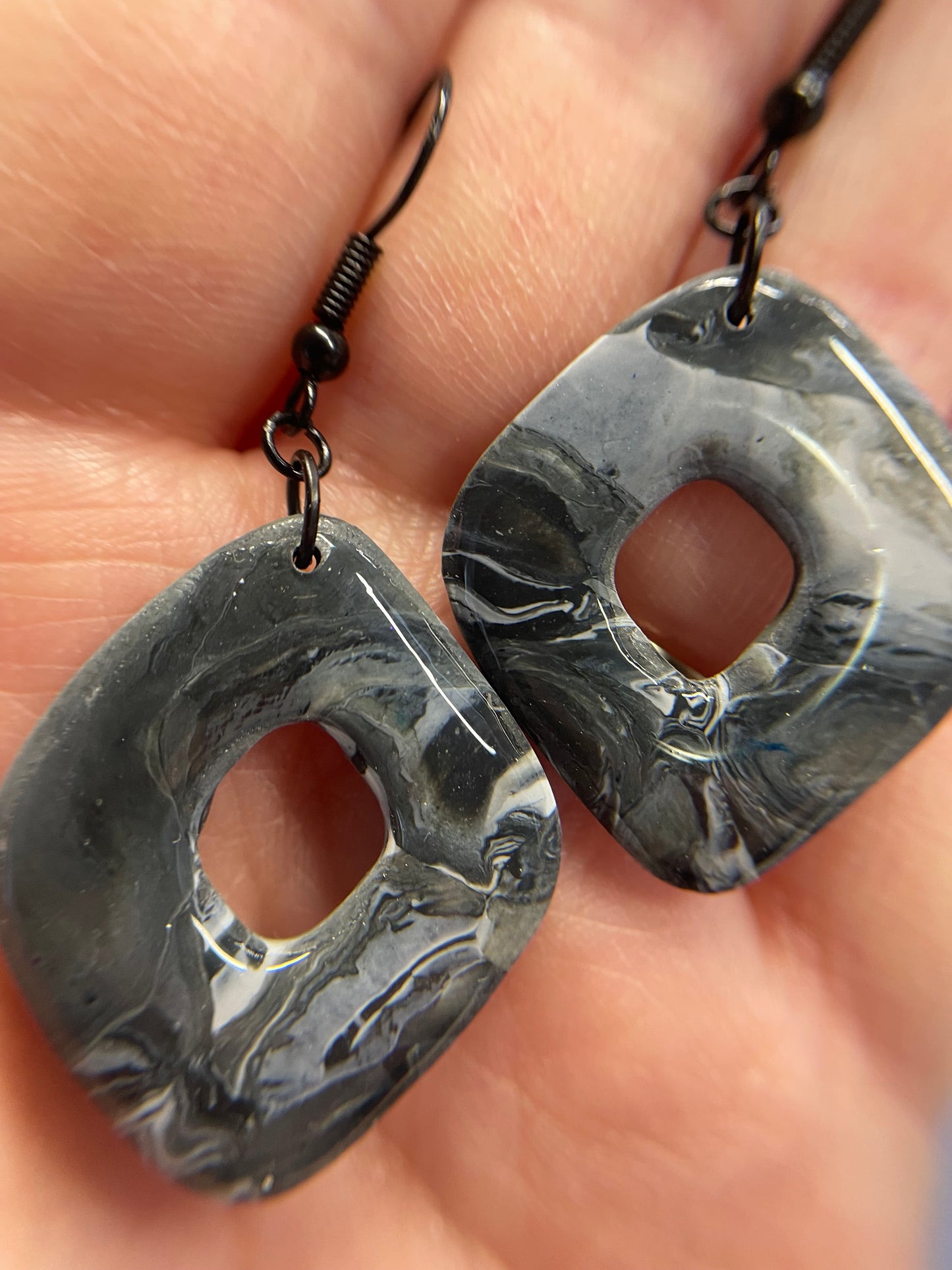 Boucles d’oreilles géométriques marbrées noir et gris