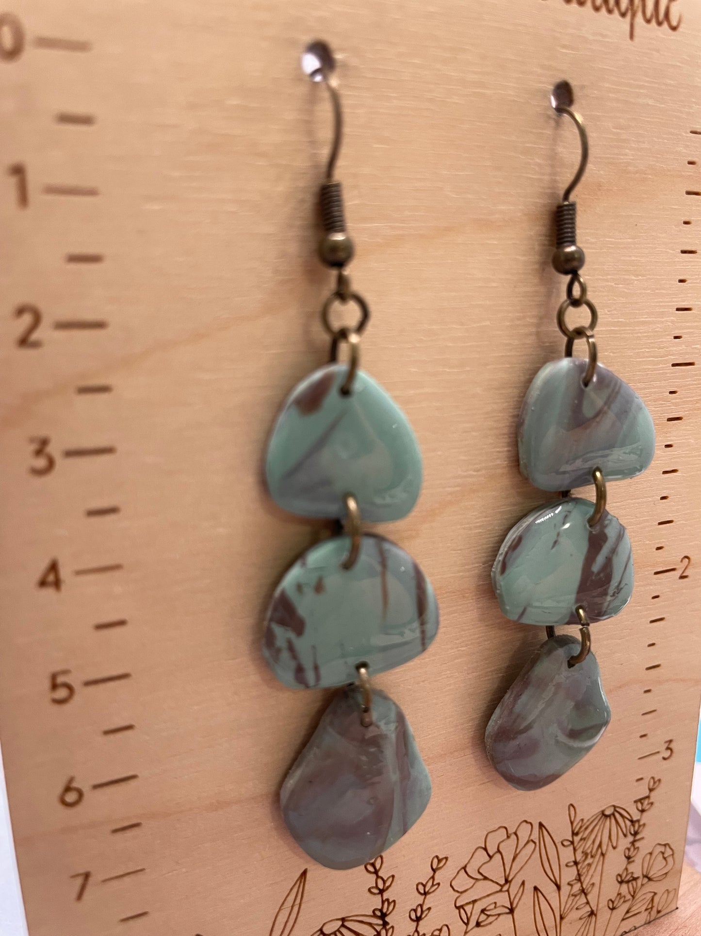 Boucles d’oreilles Pebble Vert sauge et brun marbré