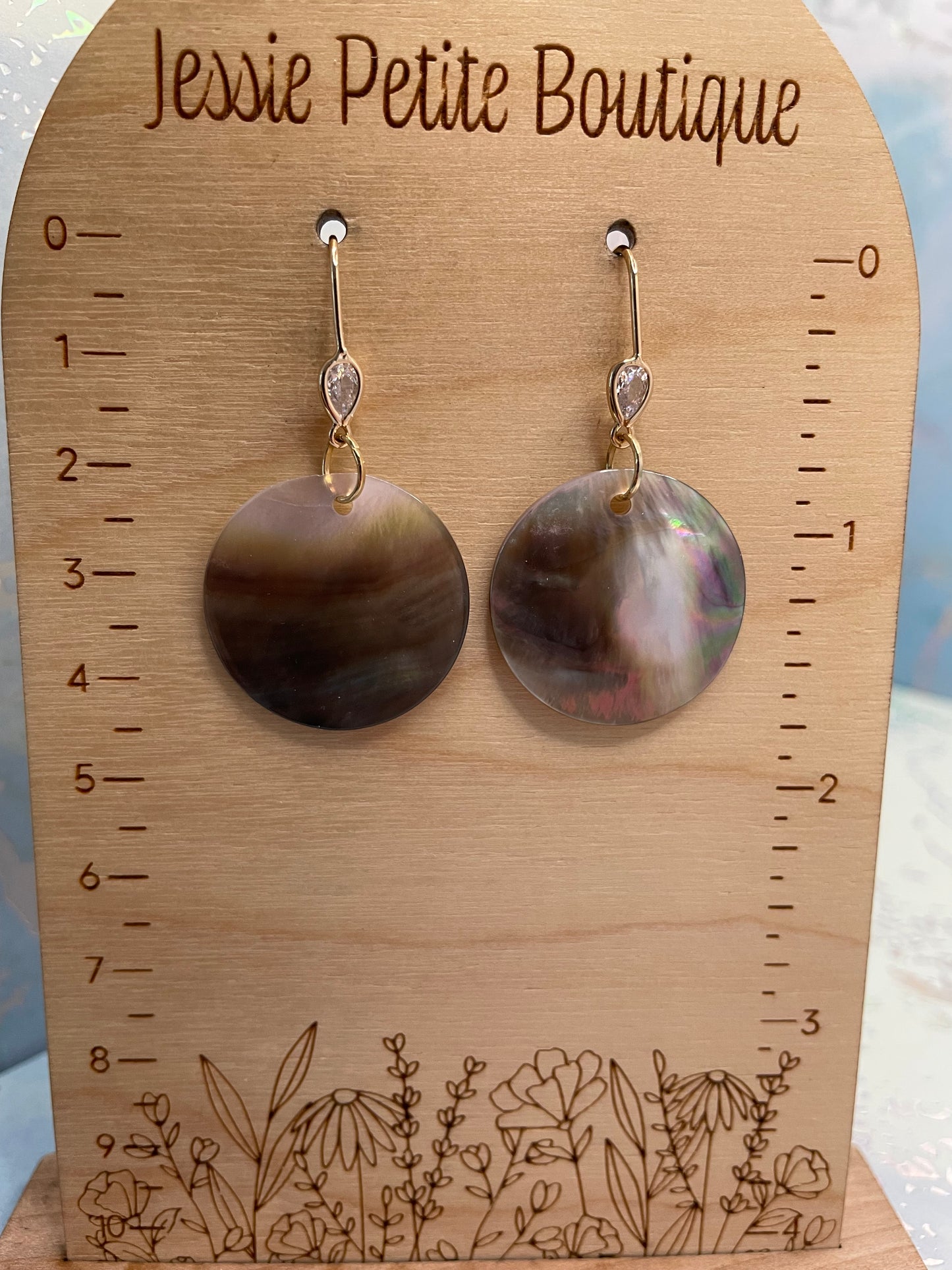 Boucles d’oreilles rondes en coquillage foncé 2.5cm