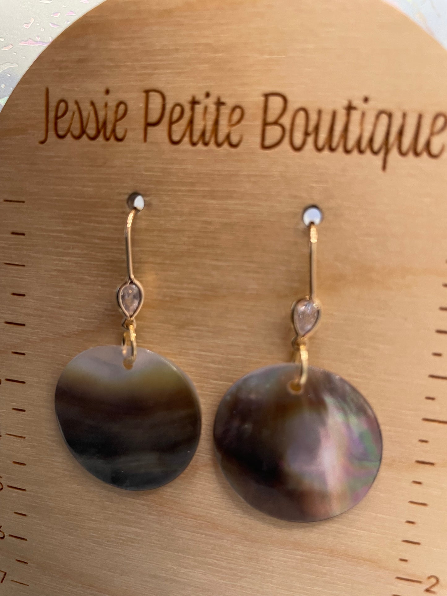 Boucles d’oreilles rondes en coquillage foncé 2.5cm