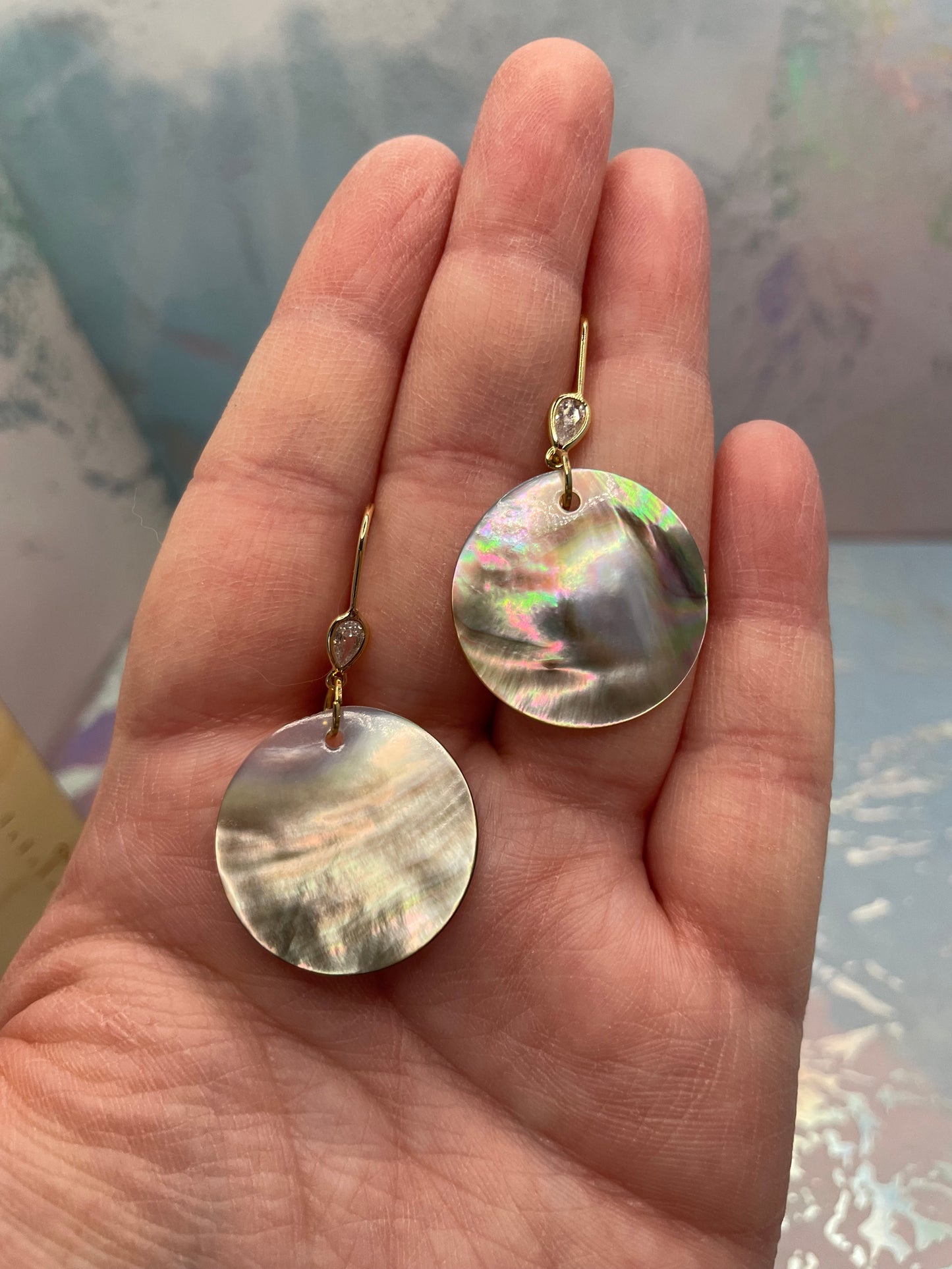 Boucles d’oreilles rondes en coquillage foncé 2.5cm