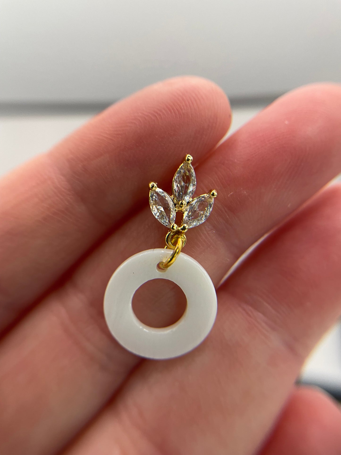 Boucles d'oreilles coquillage blanc + zirconia