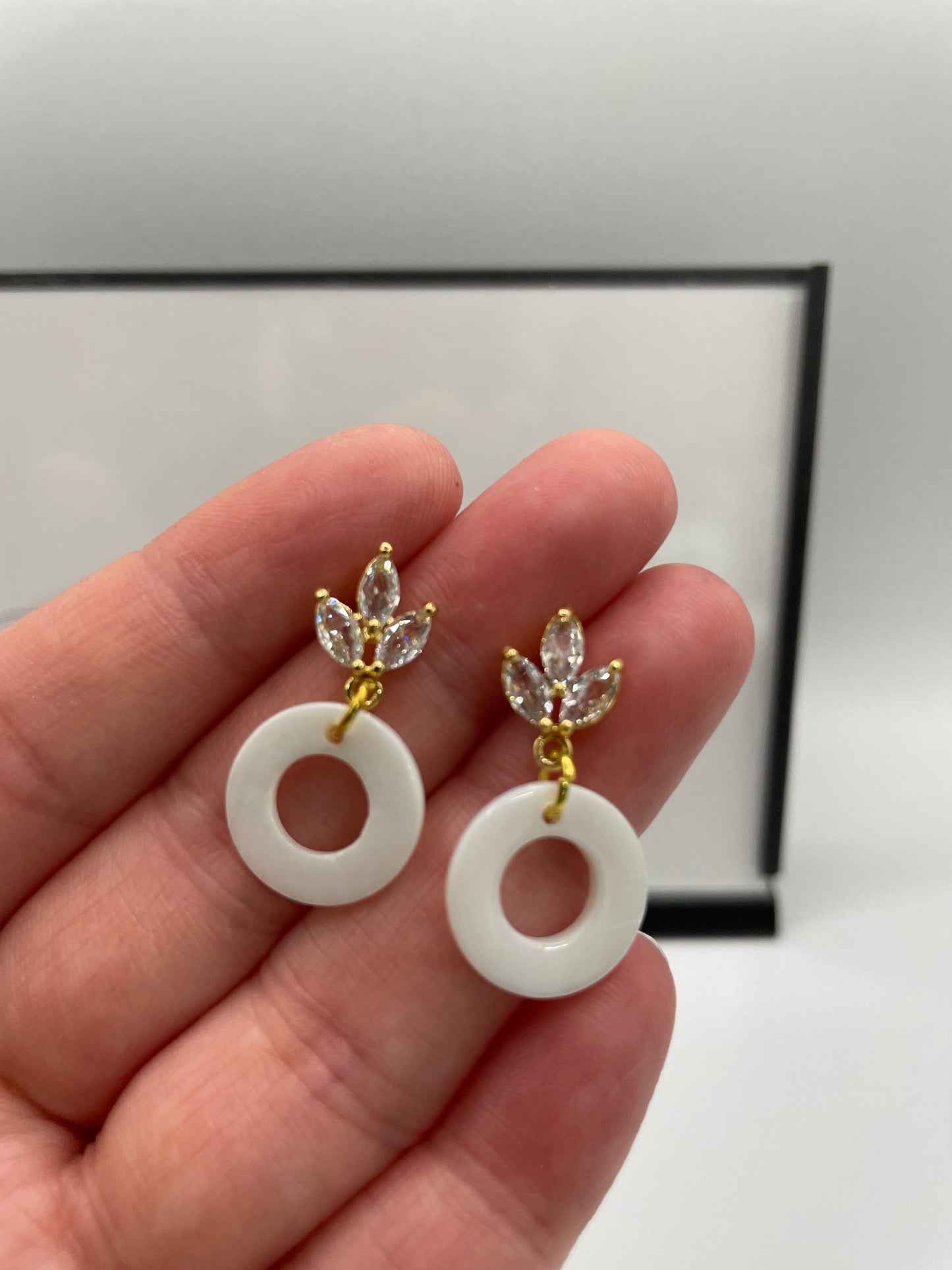 Boucles d'oreilles coquillage blanc + zirconia