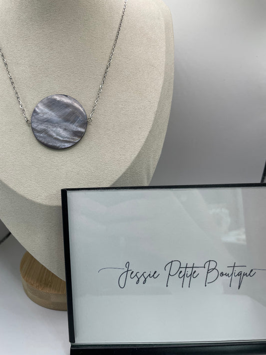 Collier coquillage bleu rond 4 cm