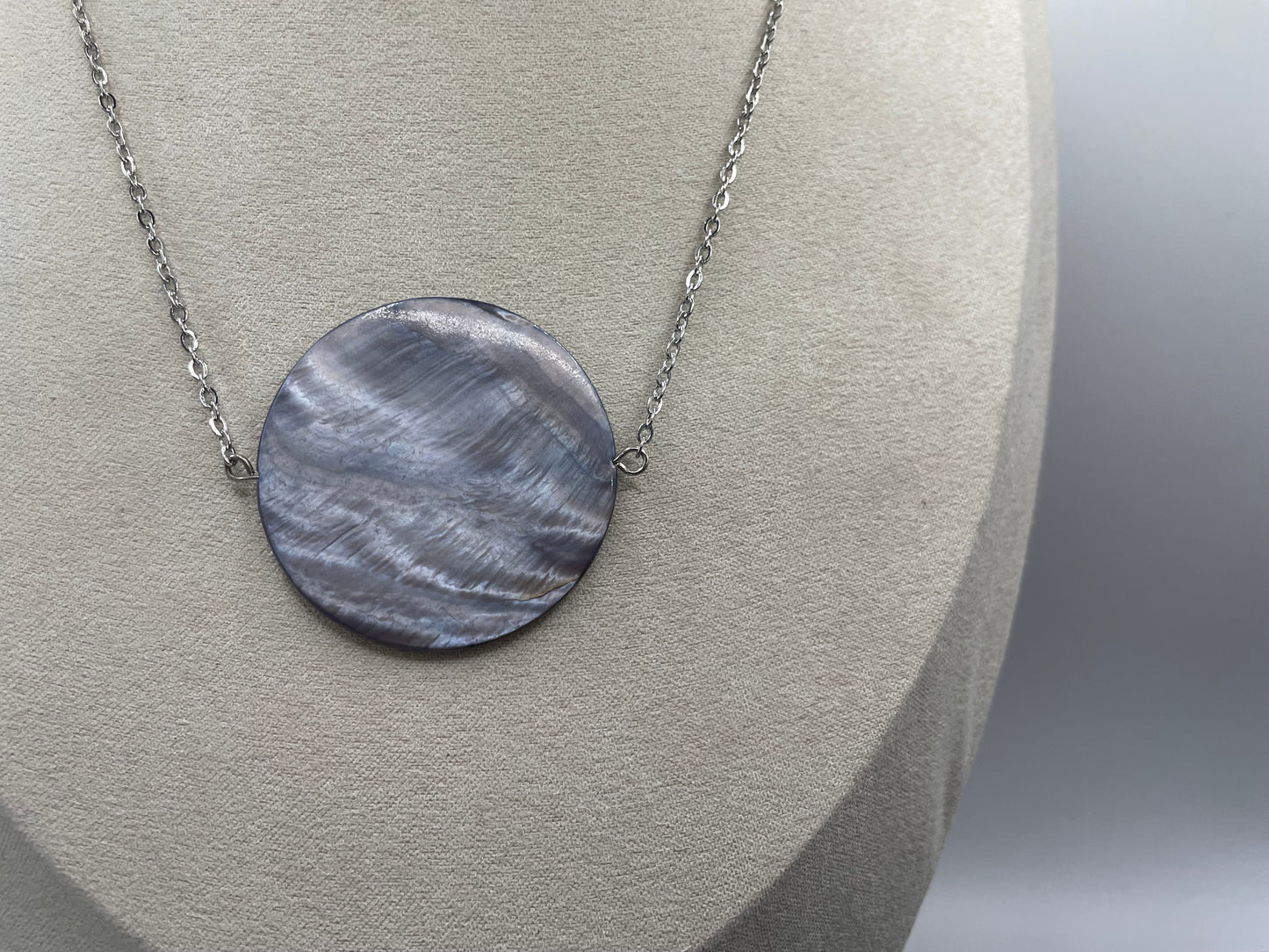 Collier coquillage bleu rond 4 cm