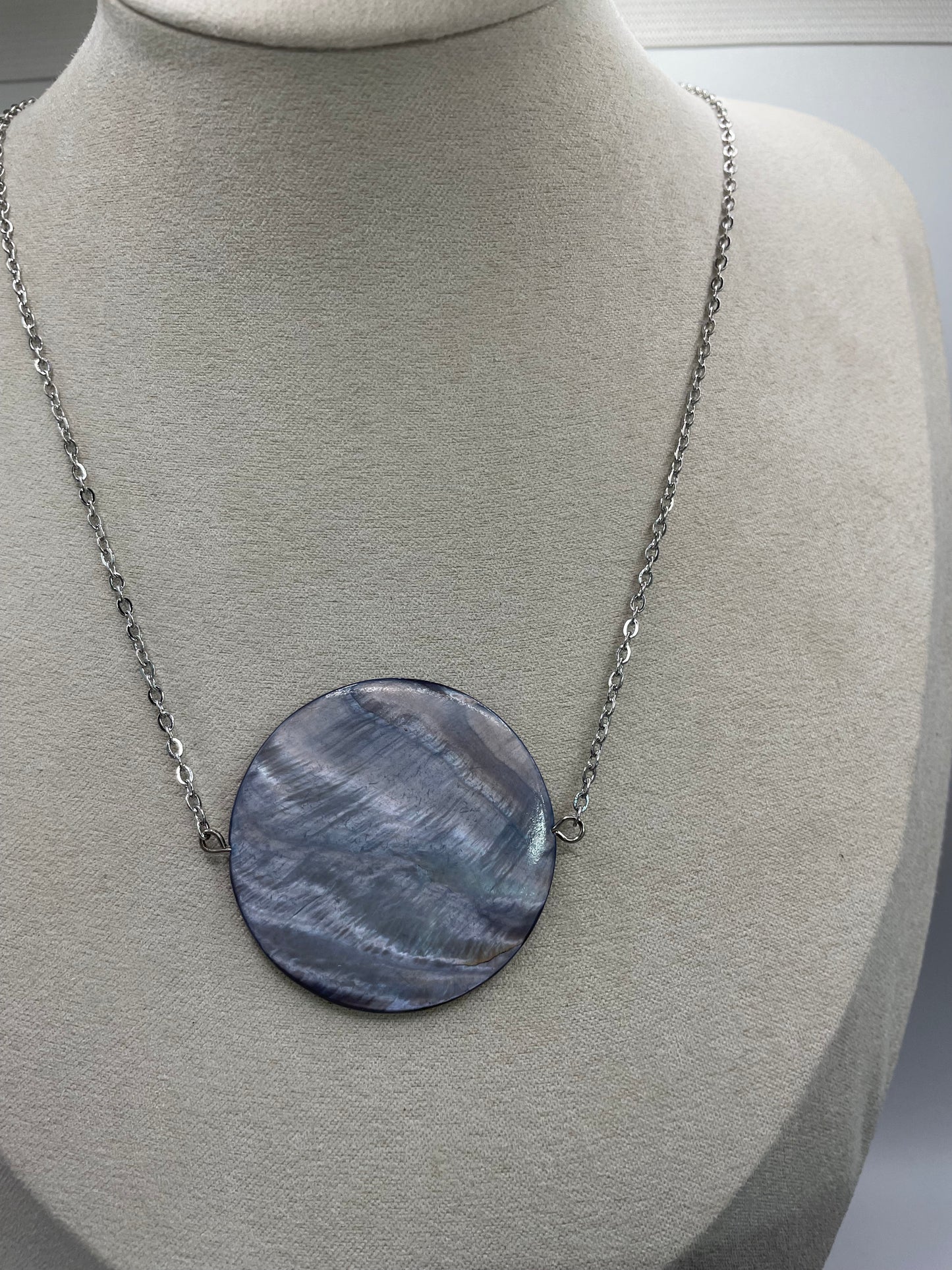Collier coquillage bleu rond 4 cm