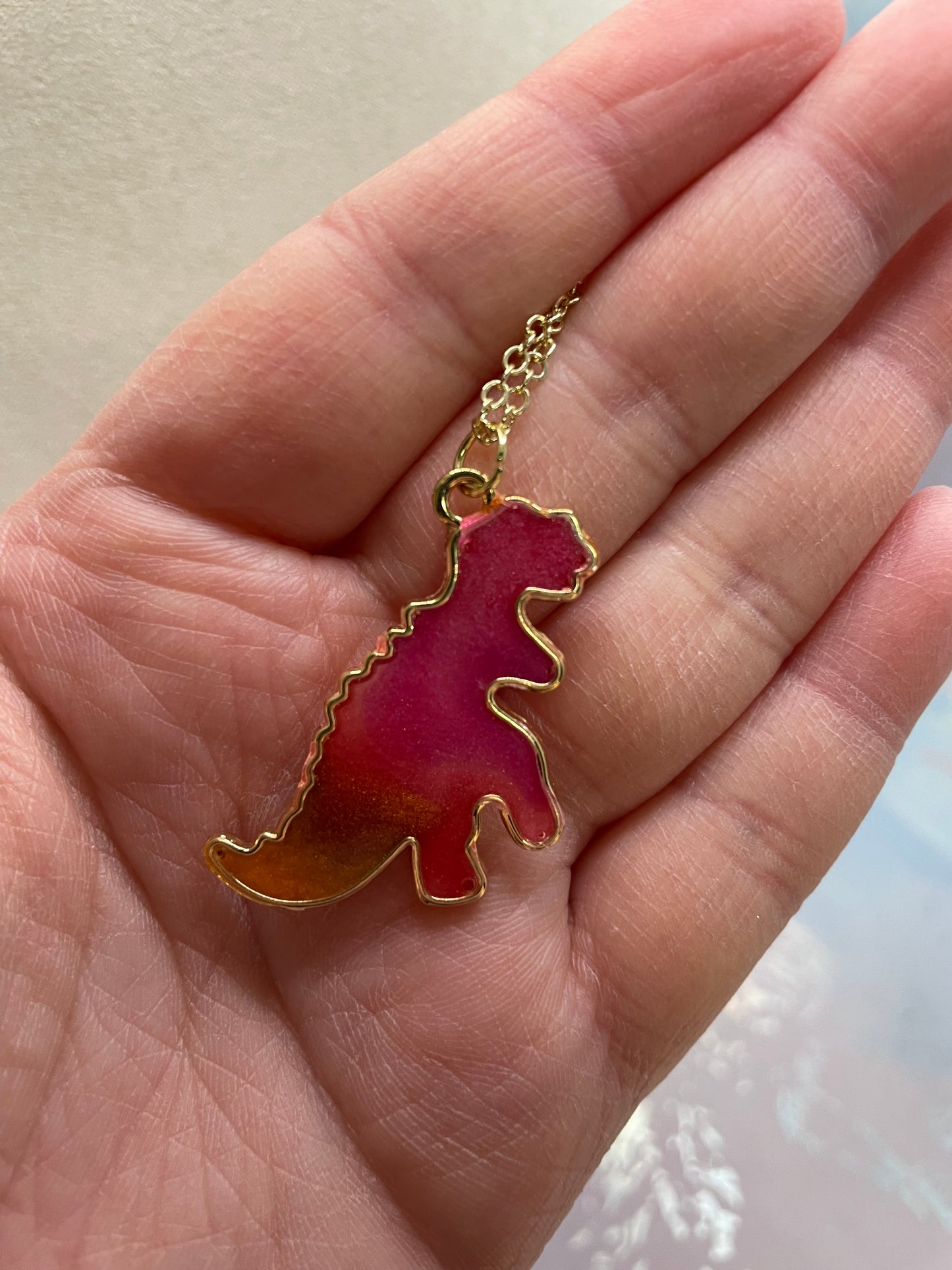 Collier dinosaure dégradé – orange à fuchsia