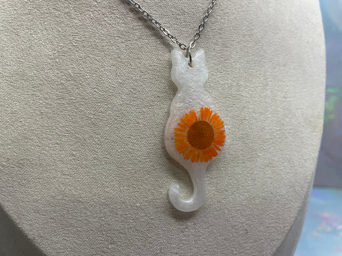 Collier chat blanc avec fleur séchée orange