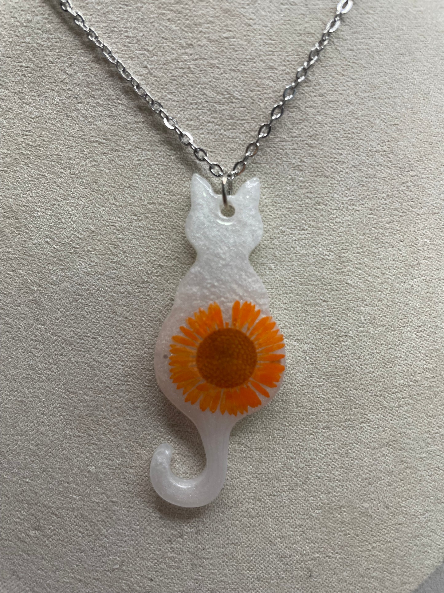 Collier chat blanc avec fleur séchée orange