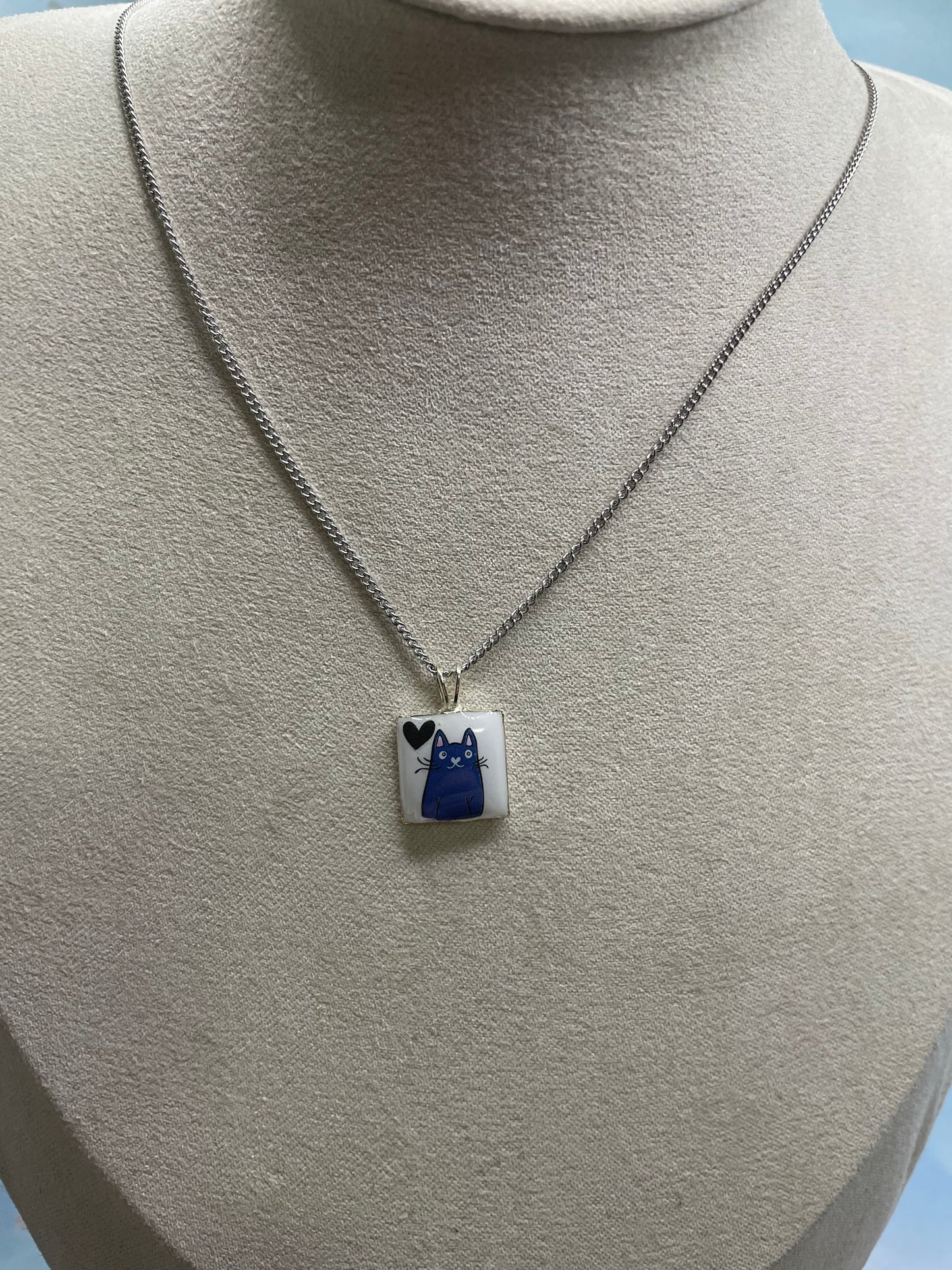Collier pendentif carré chat bleu