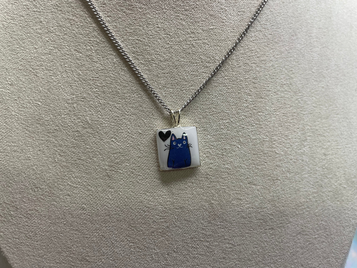 Collier pendentif carré chat bleu