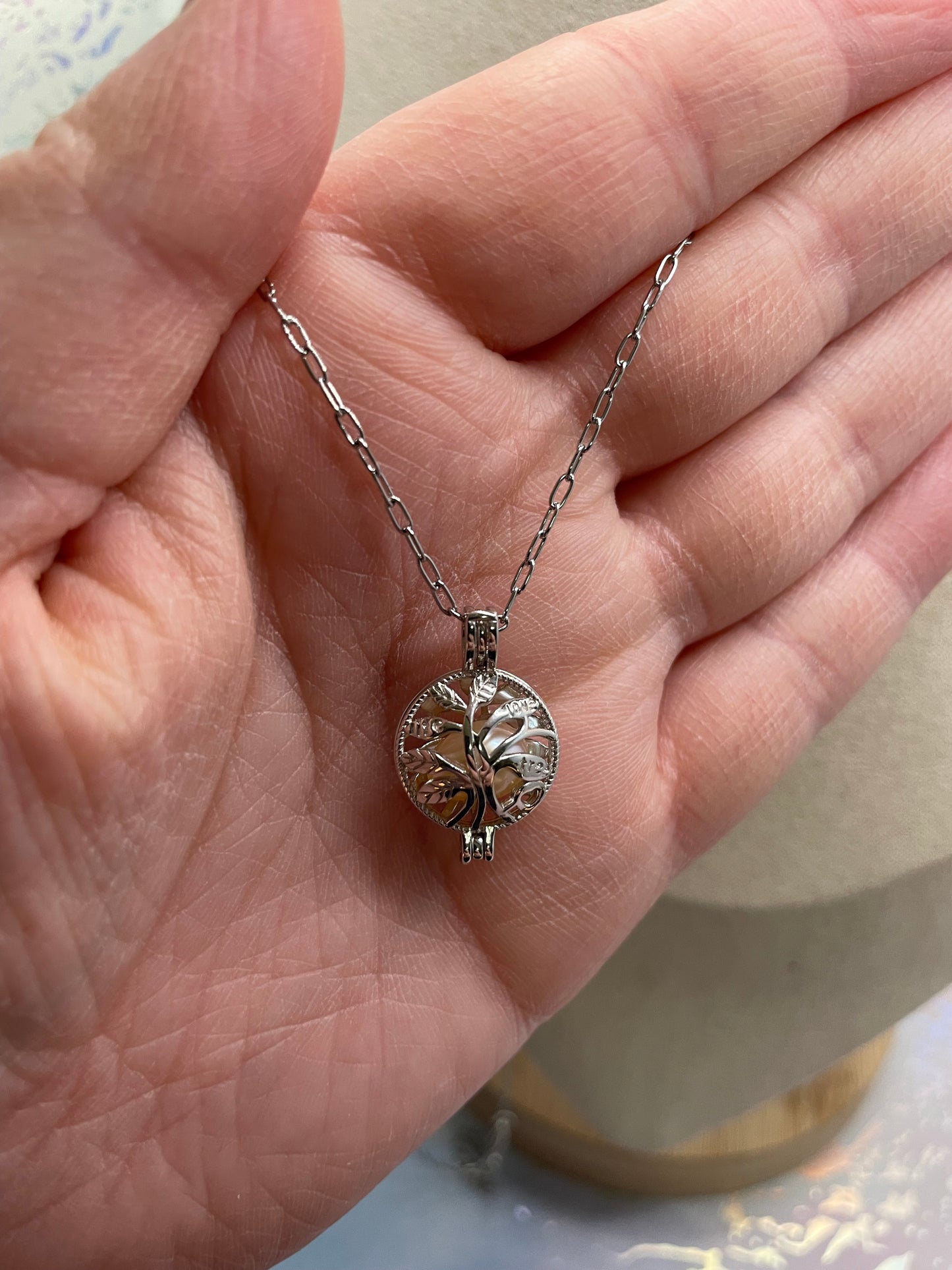 Collier cage arbre de vie avec perle rose