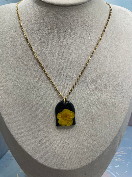 Collier Arche Noire+ Fleur de Bouton d’Or Doré
