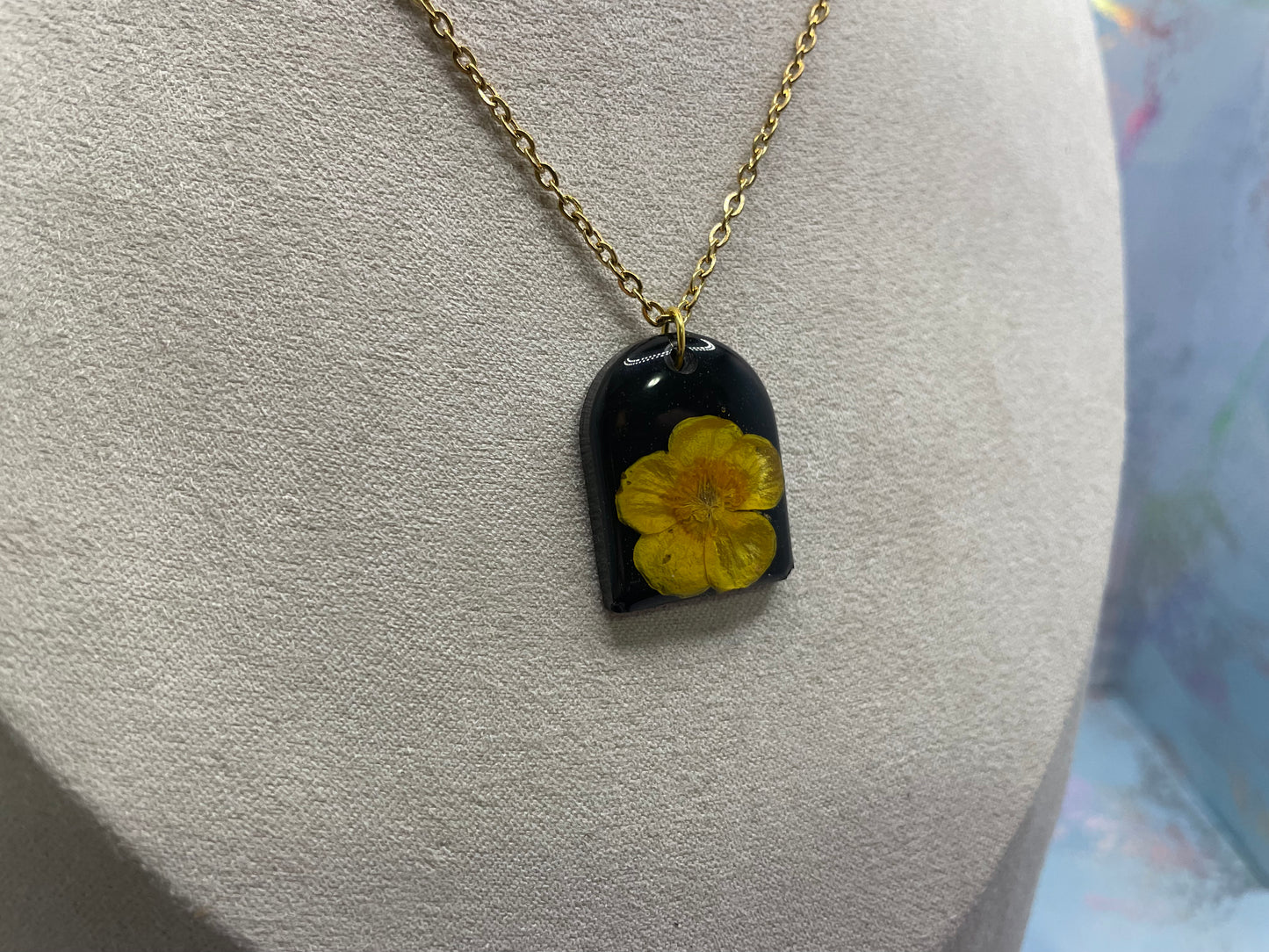 Collier Arche Noire+ Fleur de Bouton d’Or Doré