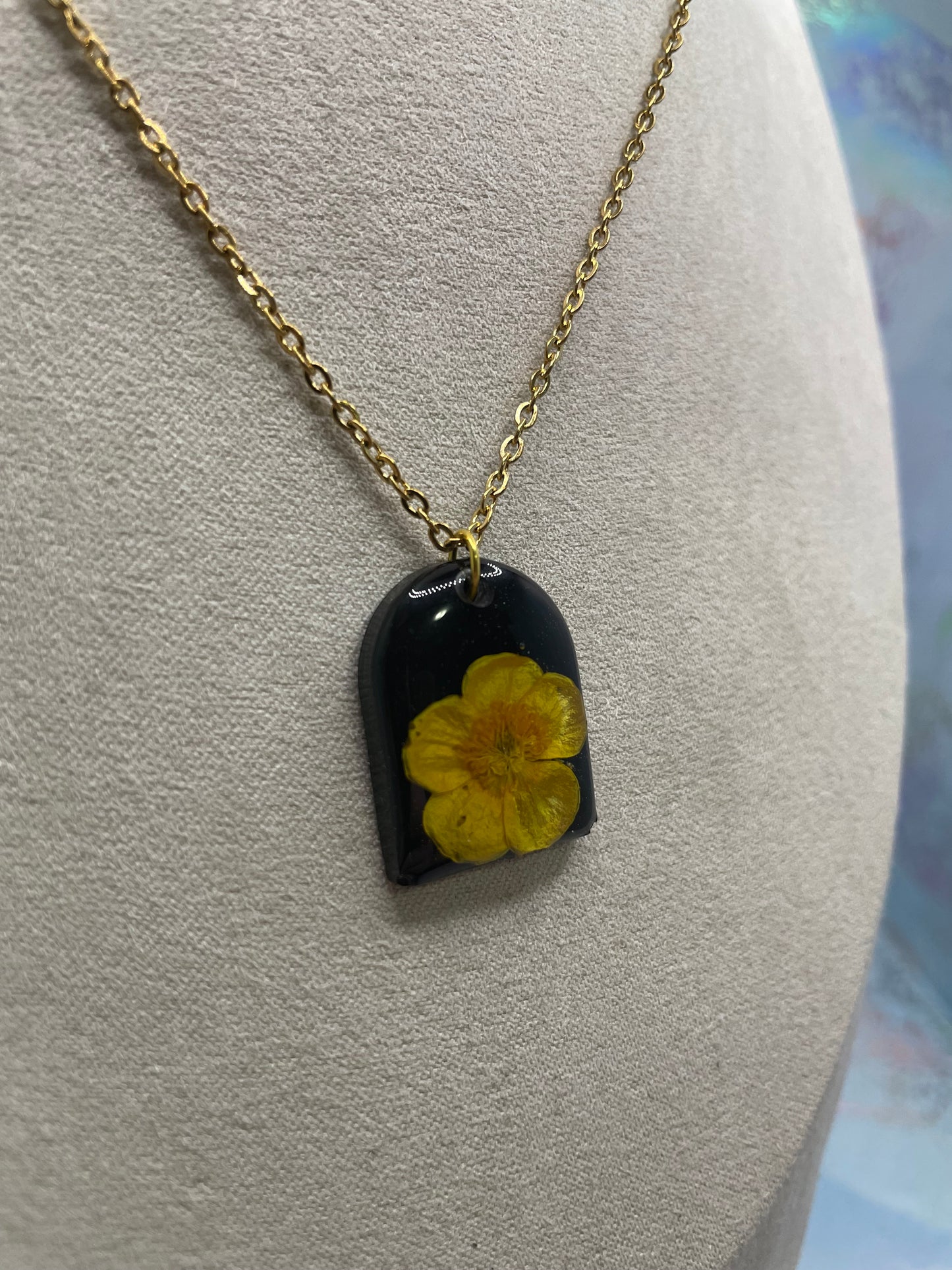 Collier Arche Noire+ Fleur de Bouton d’Or Doré