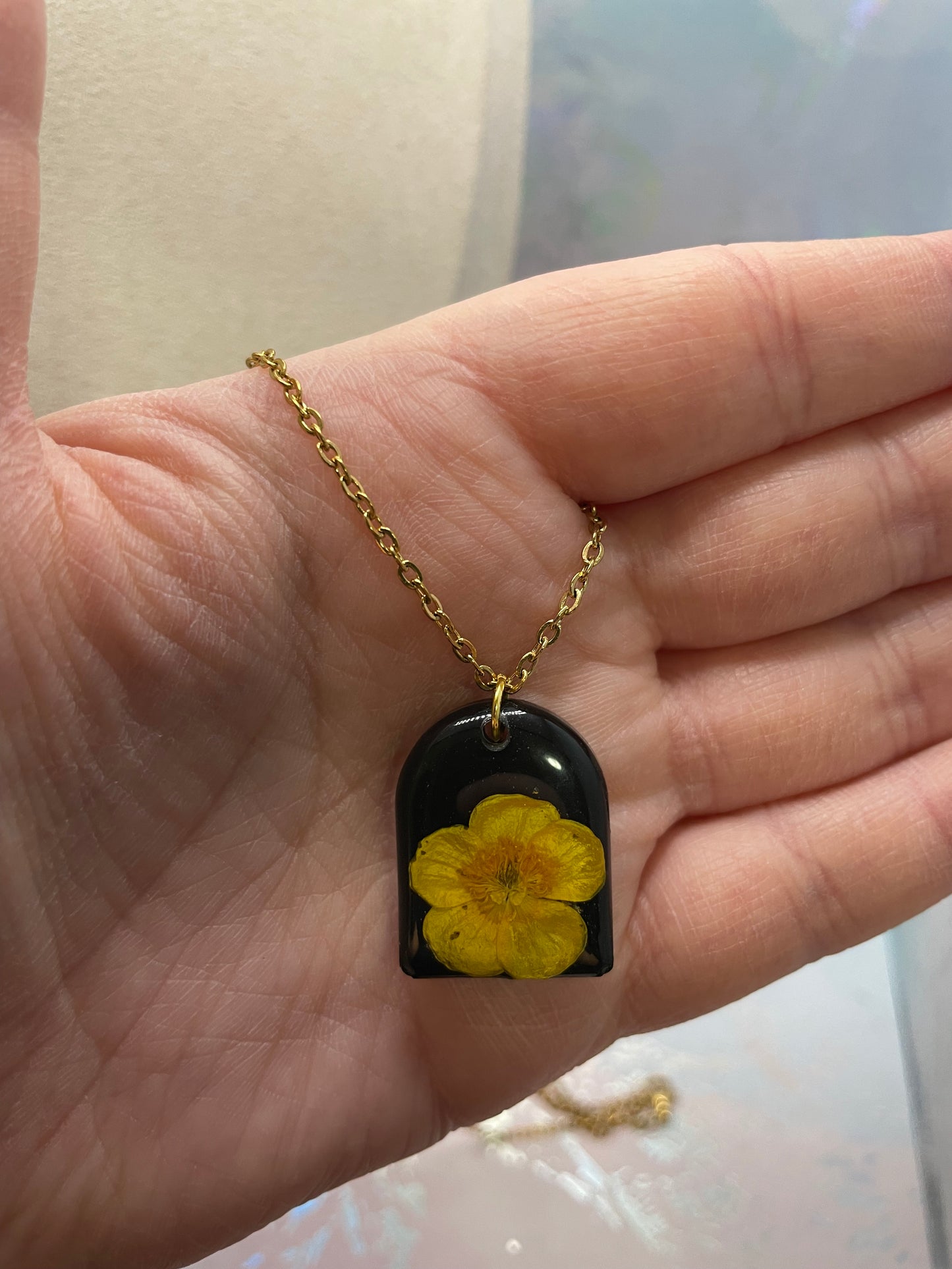 Collier Arche Noire+ Fleur de Bouton d’Or Doré