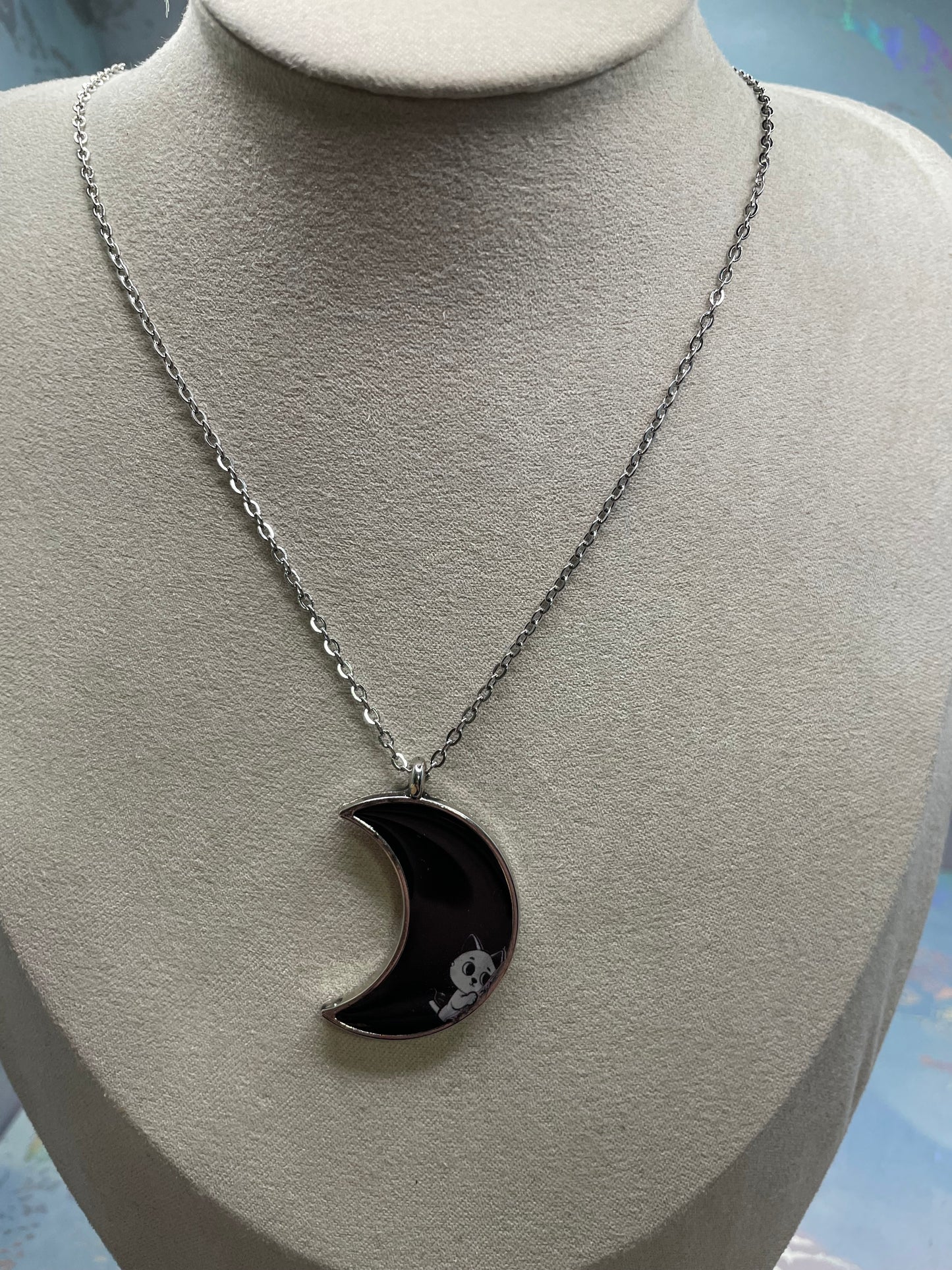 Collier lune noire avec chat blanc