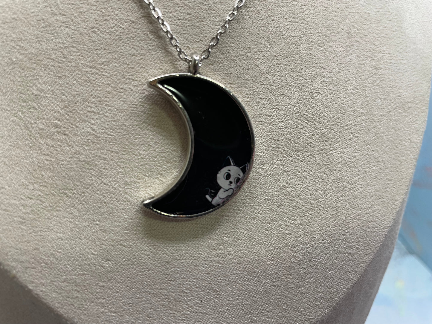 Collier lune noire avec chat blanc