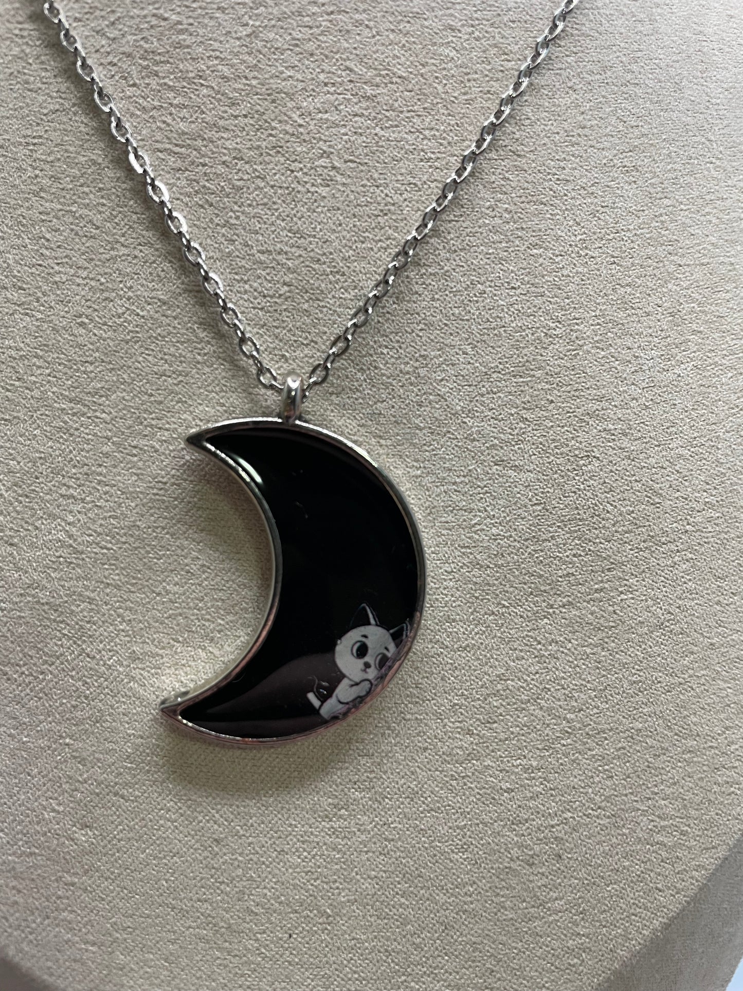 Collier lune noire avec chat blanc