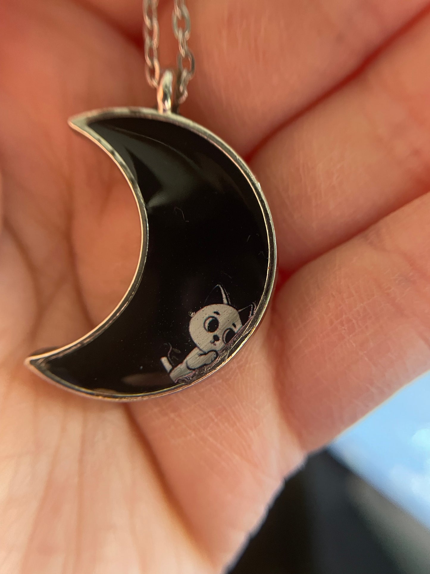 Collier lune noire avec chat blanc