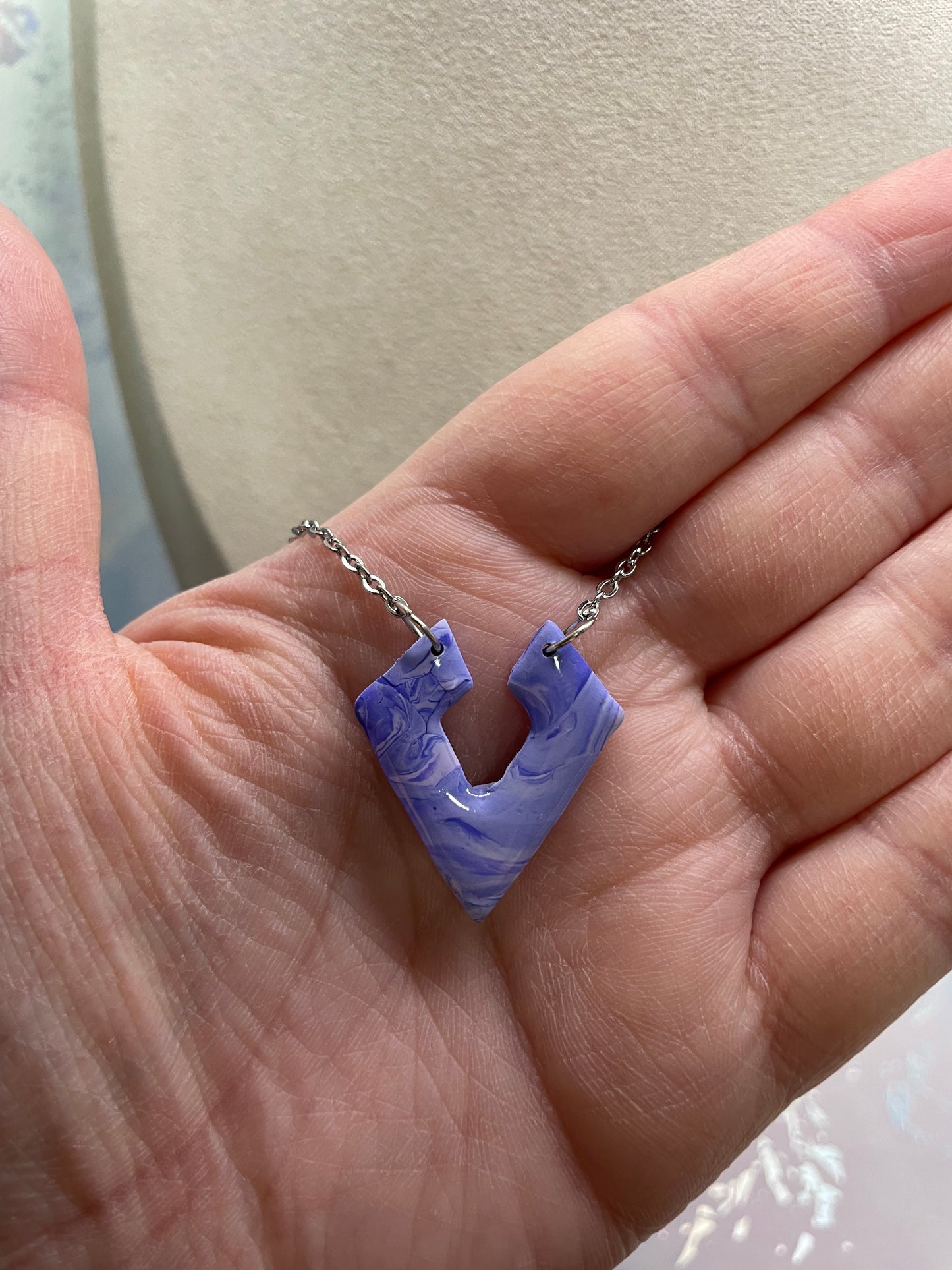 Collier chevron argile marbré mauve