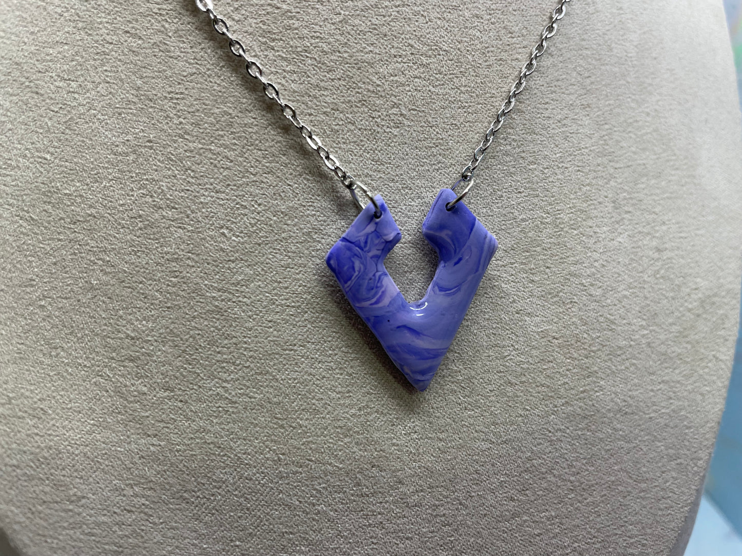 Collier chevron argile marbré mauve