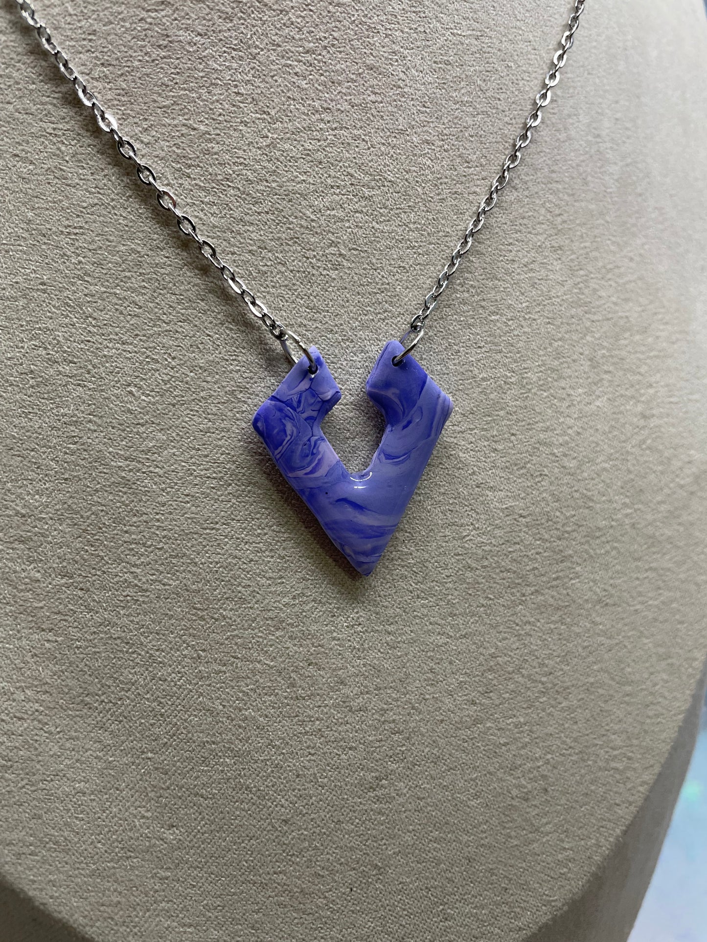 Collier chevron argile marbré mauve