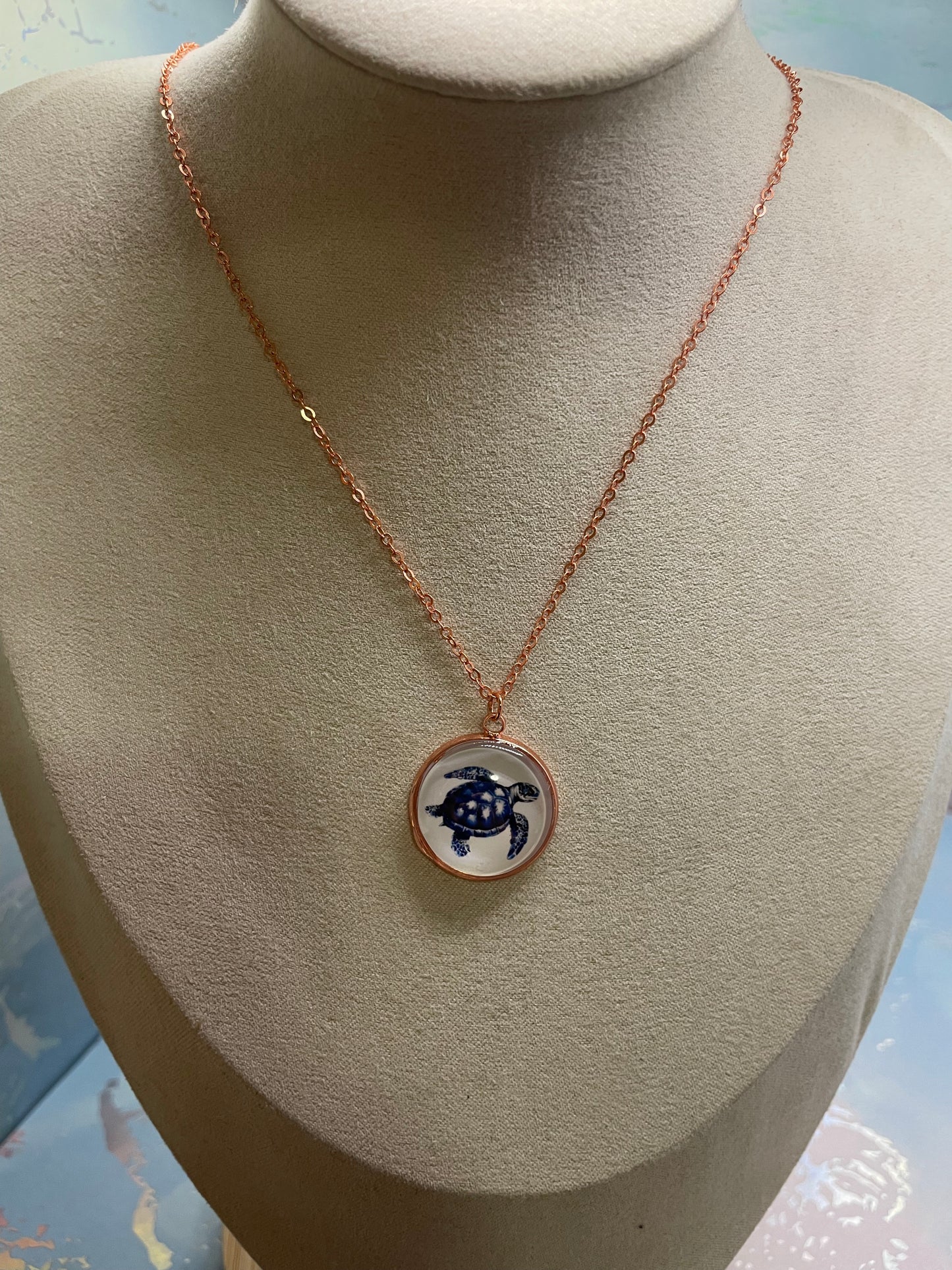 Collier Tortue Bleu sur Cabochon Or Rose