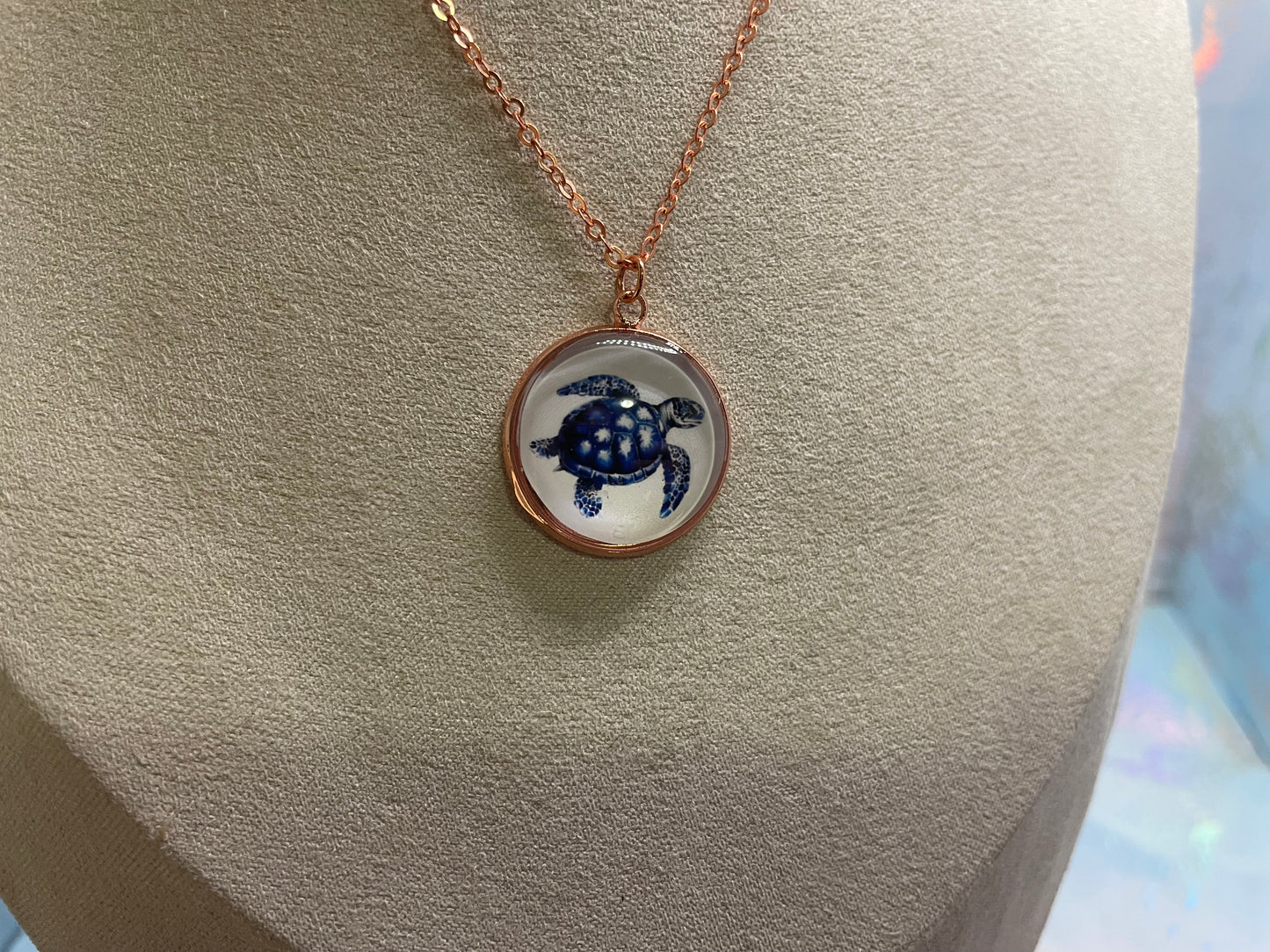 Collier Tortue Bleu sur Cabochon Or Rose