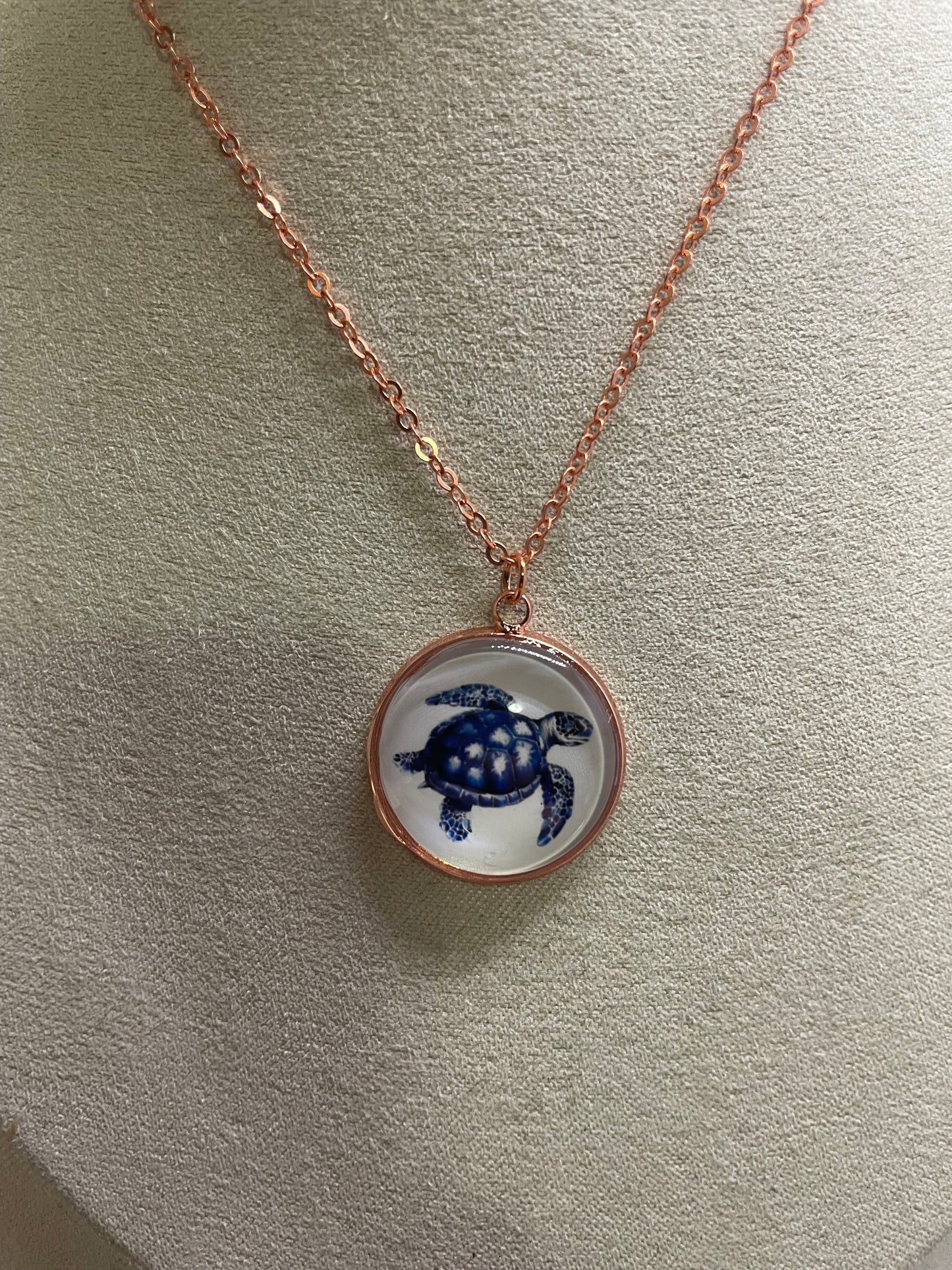 Collier Tortue Bleu sur Cabochon Or Rose