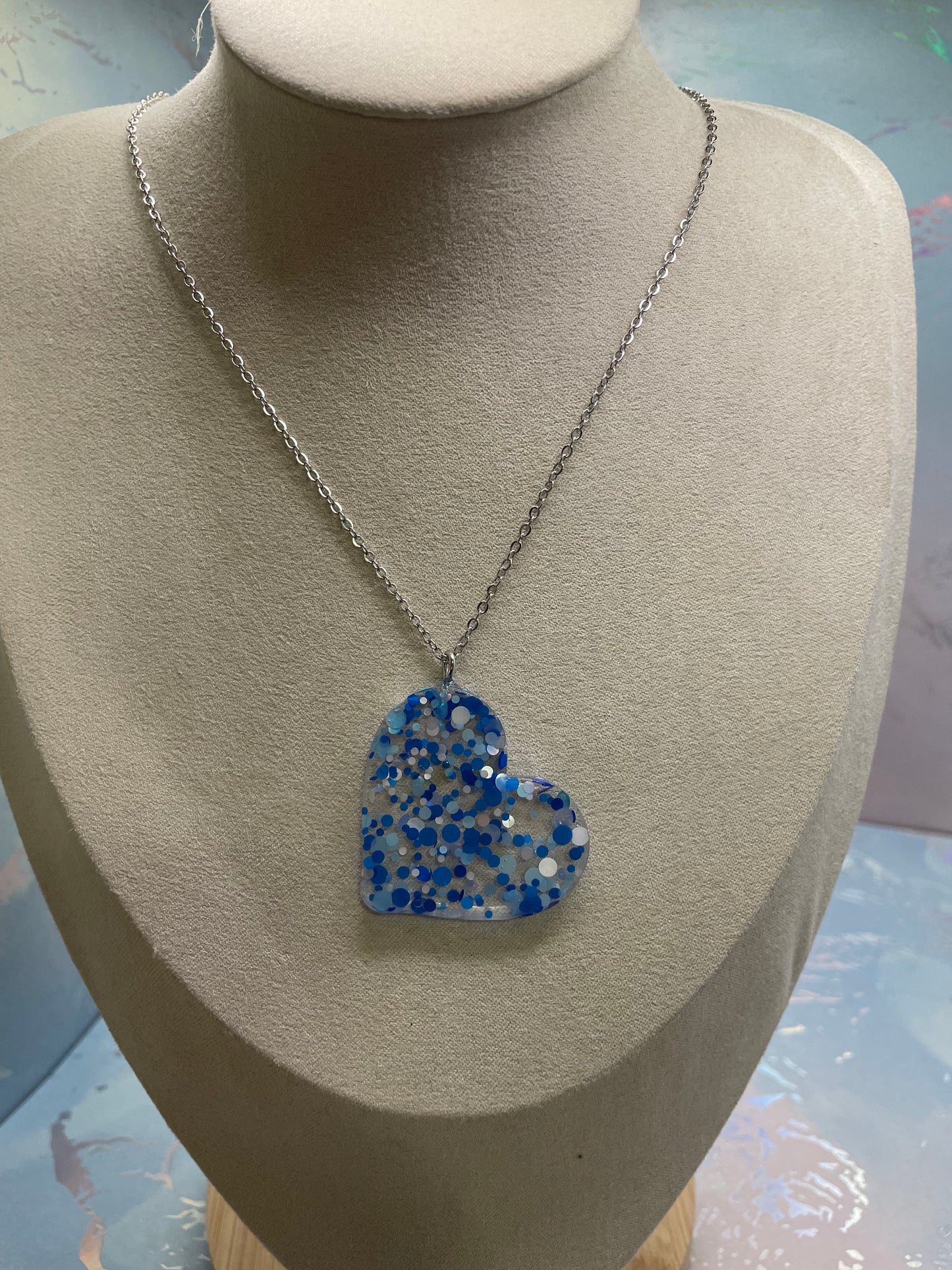 Collier cœur confettis bleu et blanc