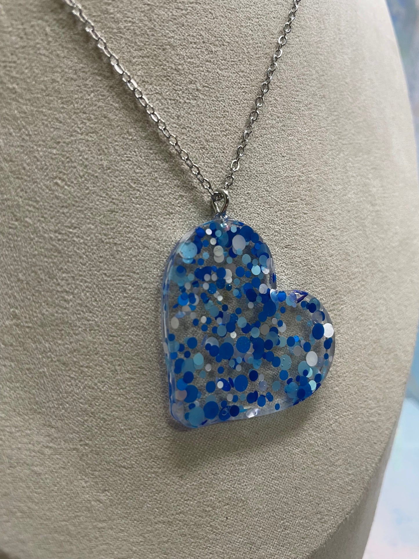 Collier cœur confettis bleu et blanc