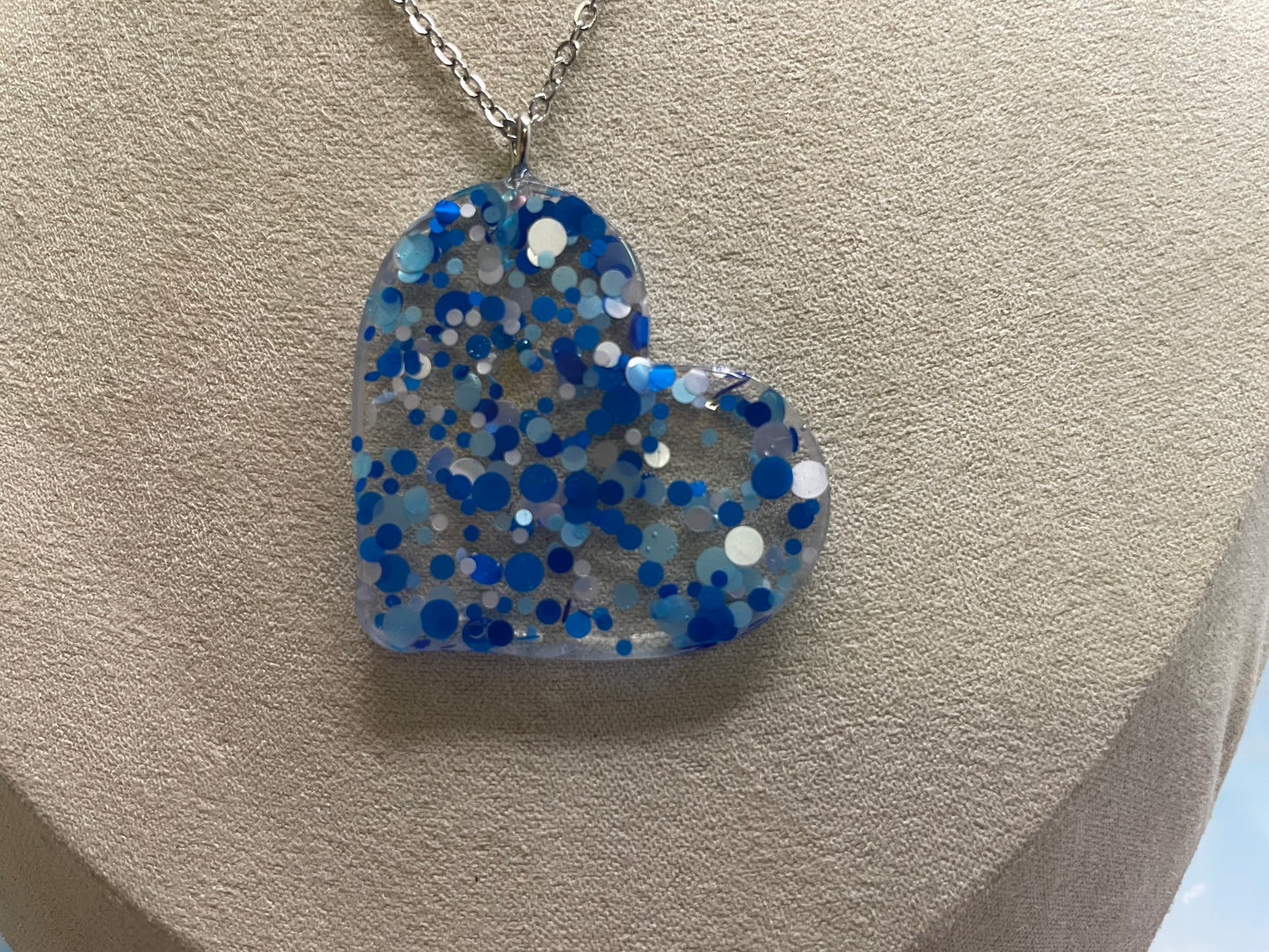 Collier cœur confettis bleu et blanc