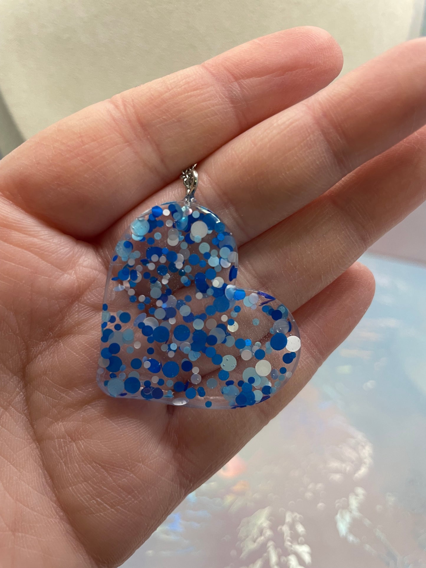 Collier cœur confettis bleu et blanc