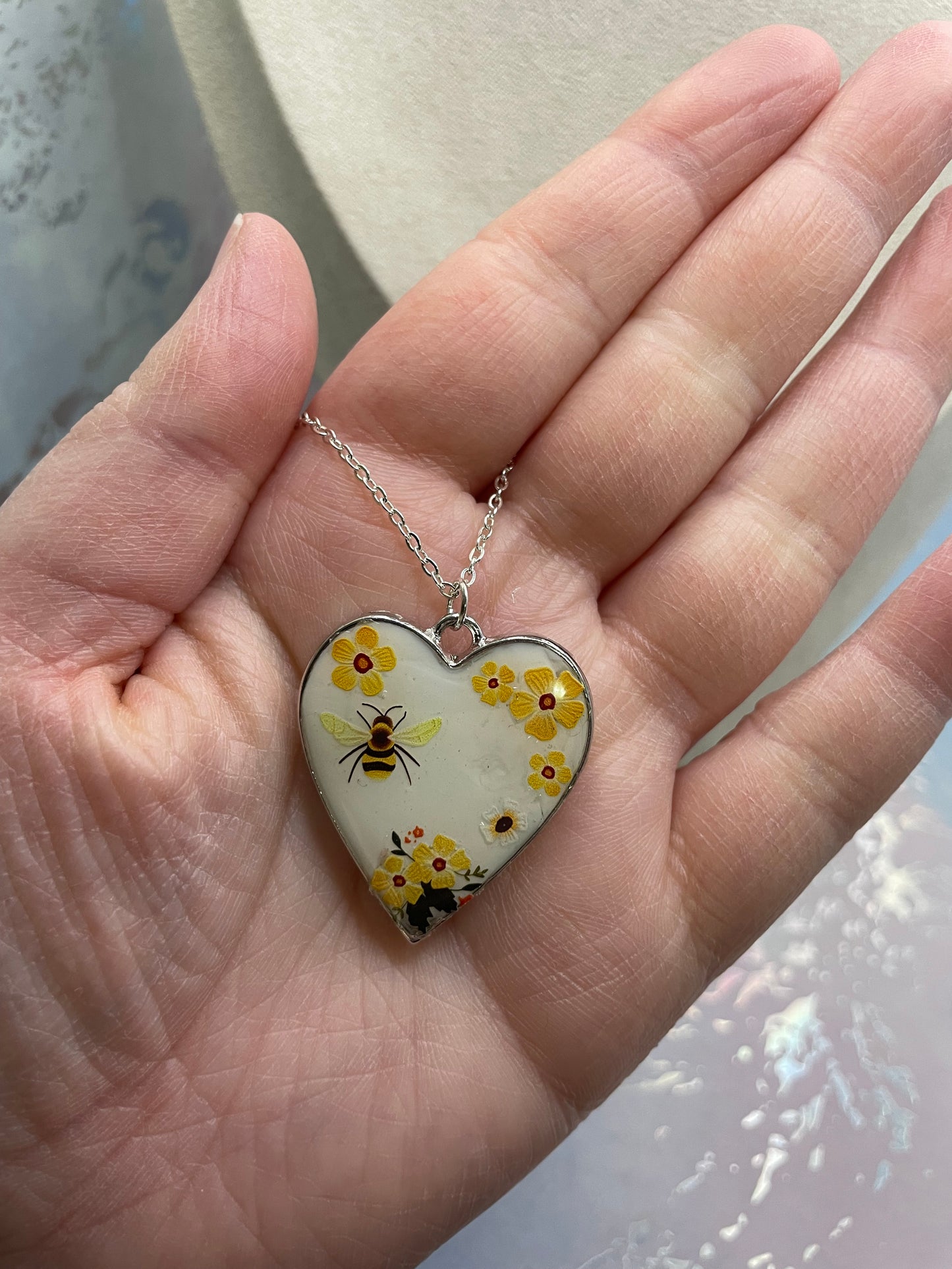 Collier cabochon cœur abeille floral