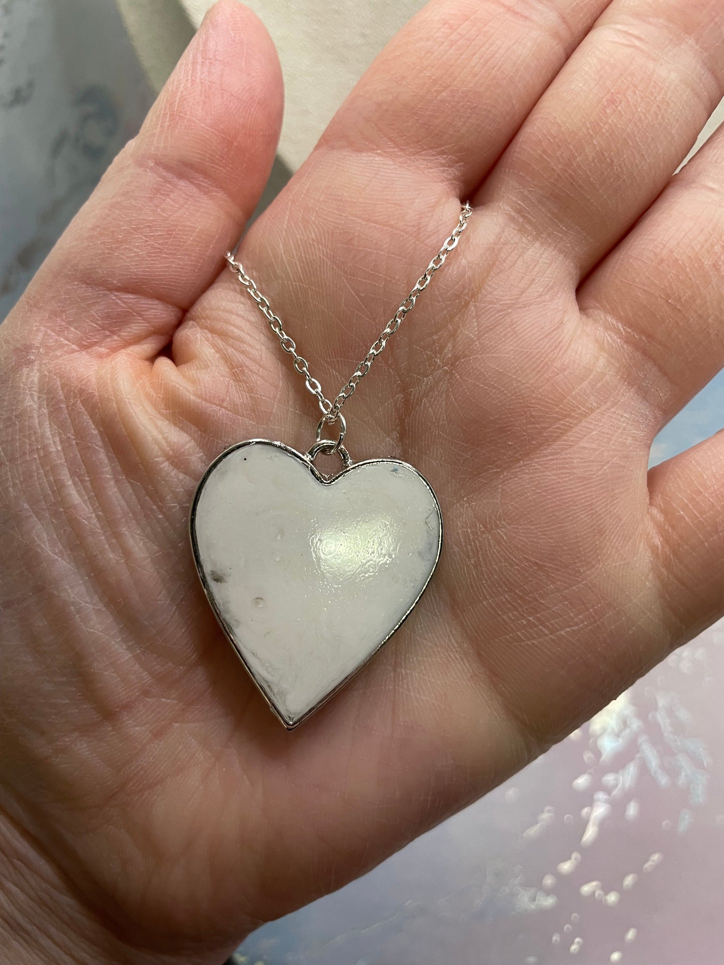 Collier cabochon cœur abeille floral