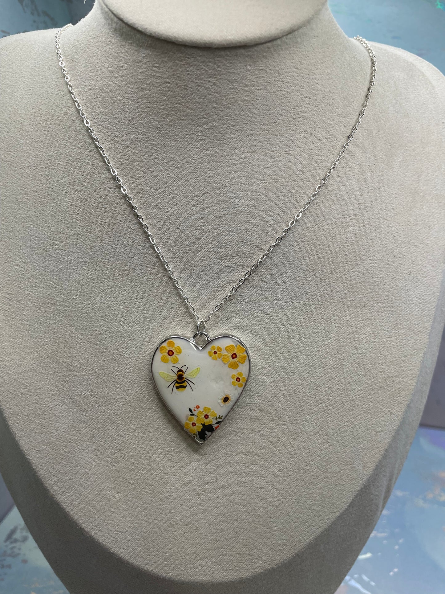 Collier cabochon cœur abeille floral