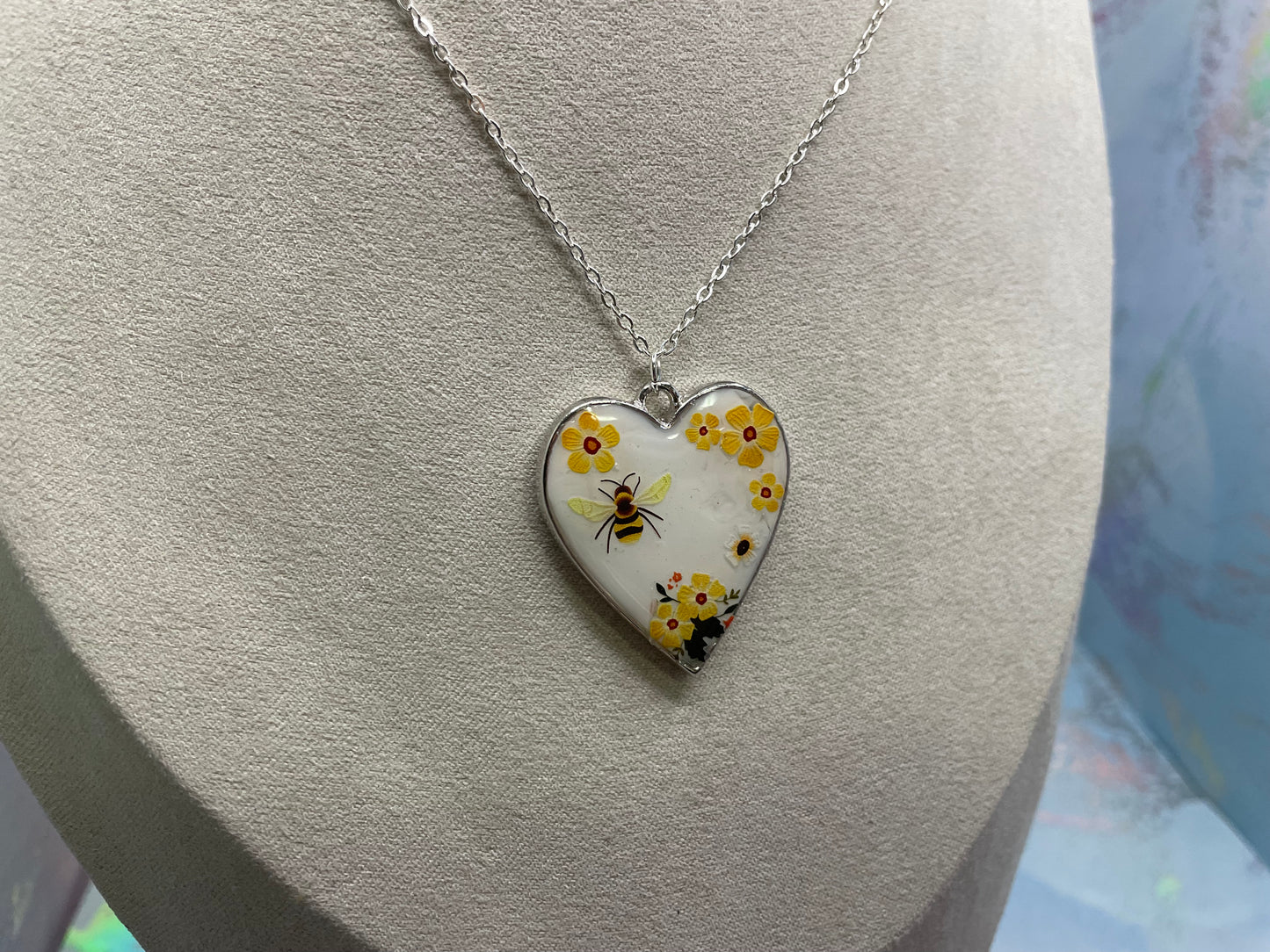 Collier cabochon cœur abeille floral