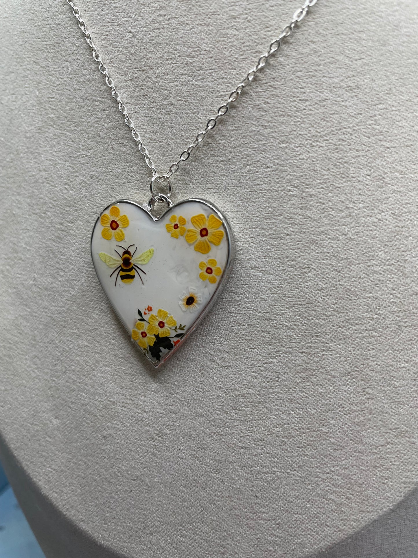 Collier cabochon cœur abeille floral