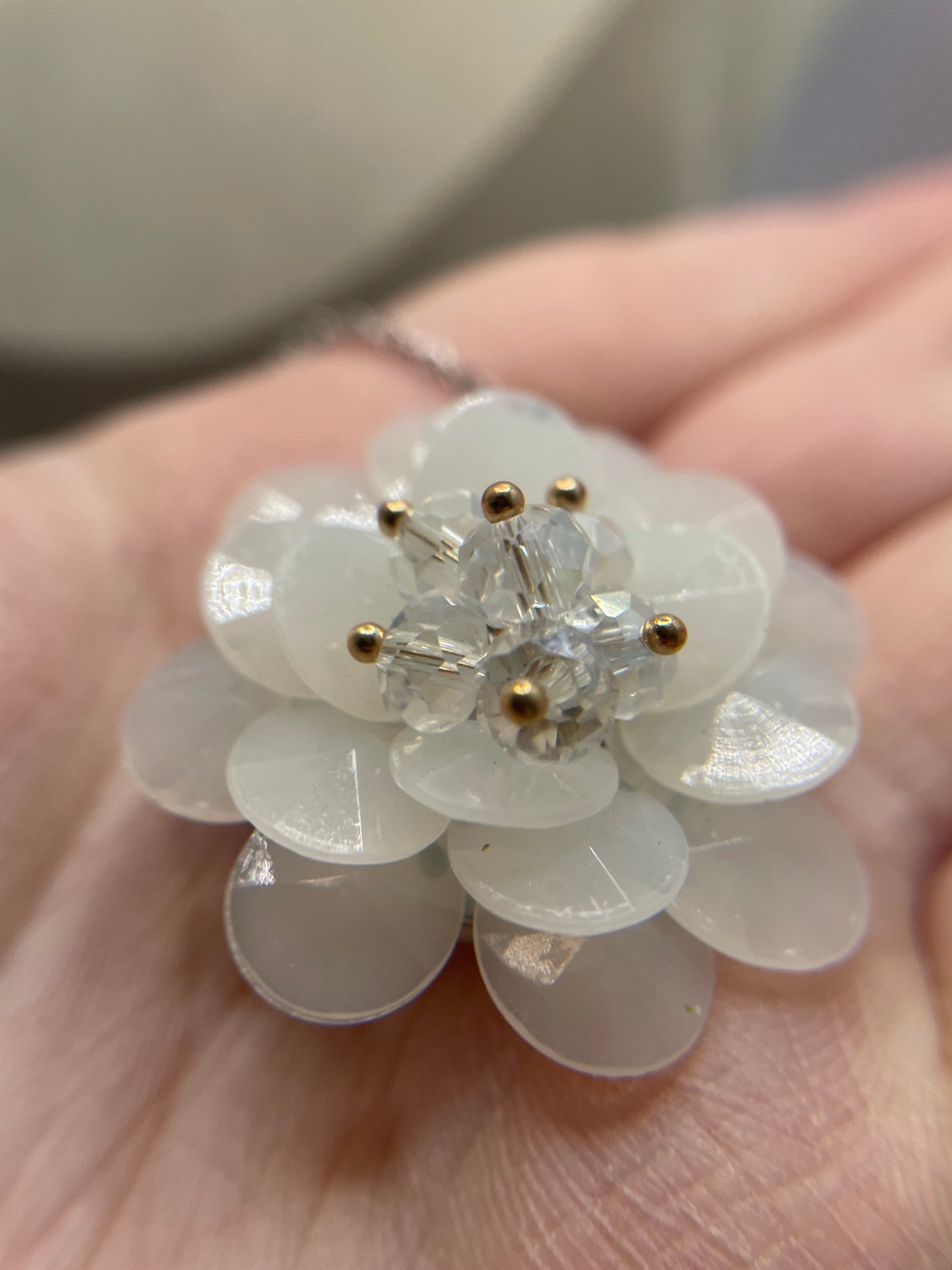 Collier floral blanc à pétales superposés