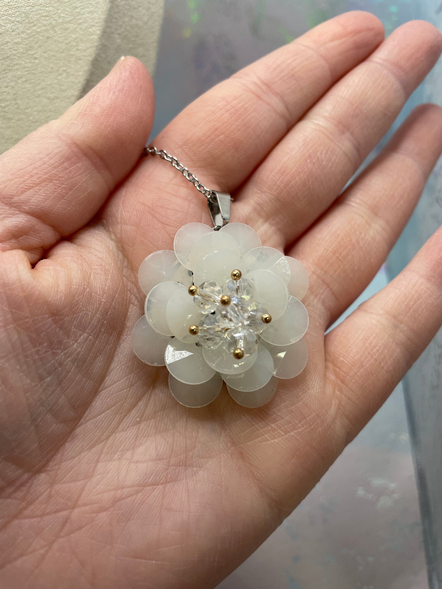 Collier floral blanc à pétales superposés