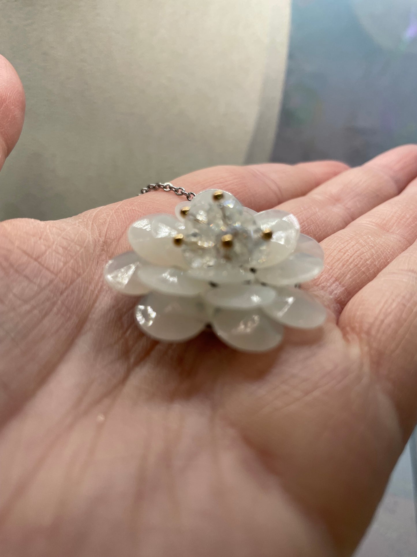 Collier floral blanc à pétales superposés