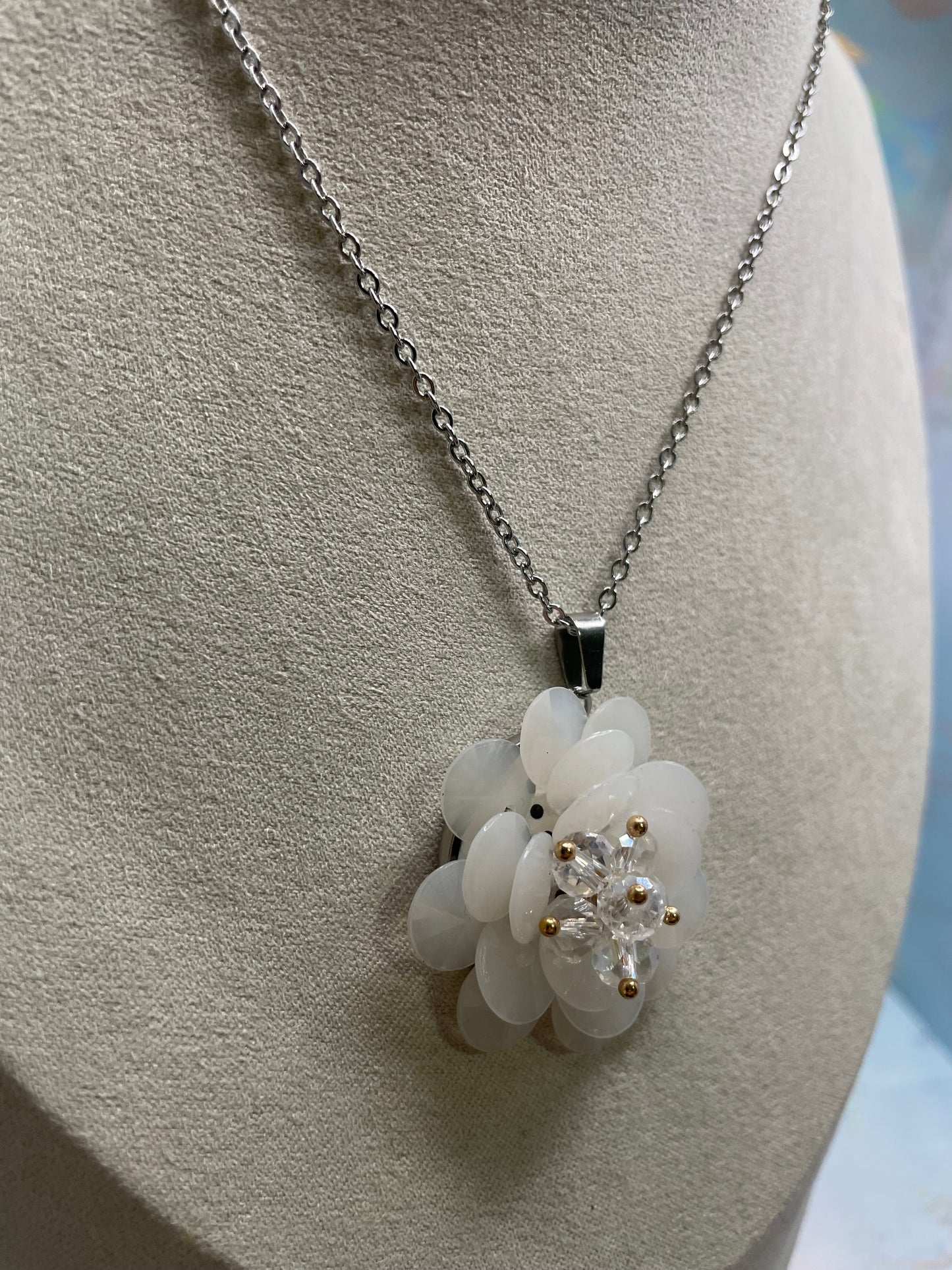 Collier floral blanc à pétales superposés