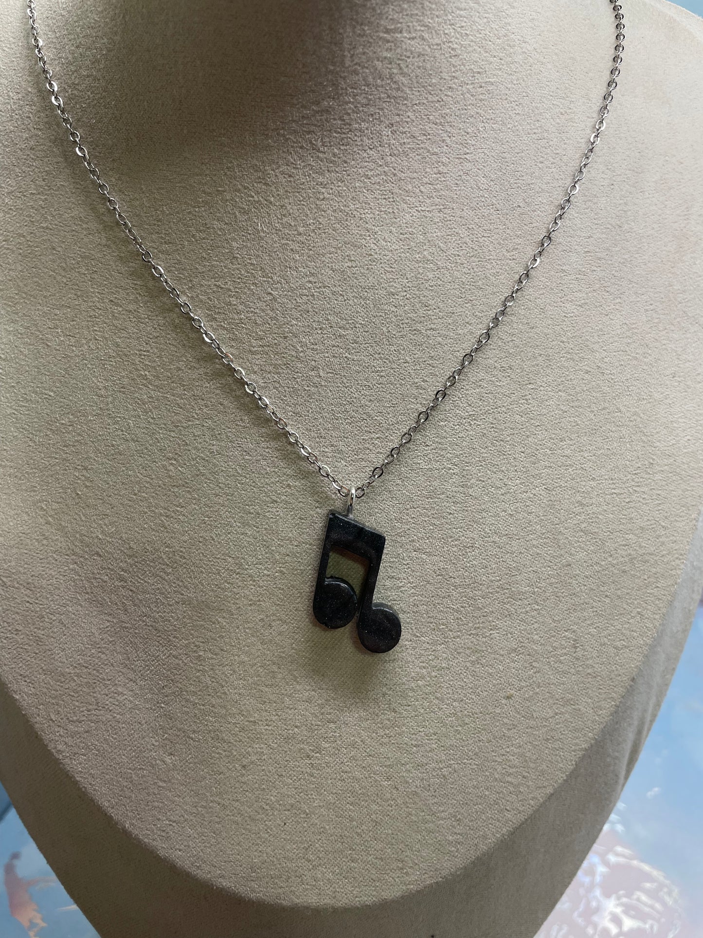 Collier note de musique noir brillant