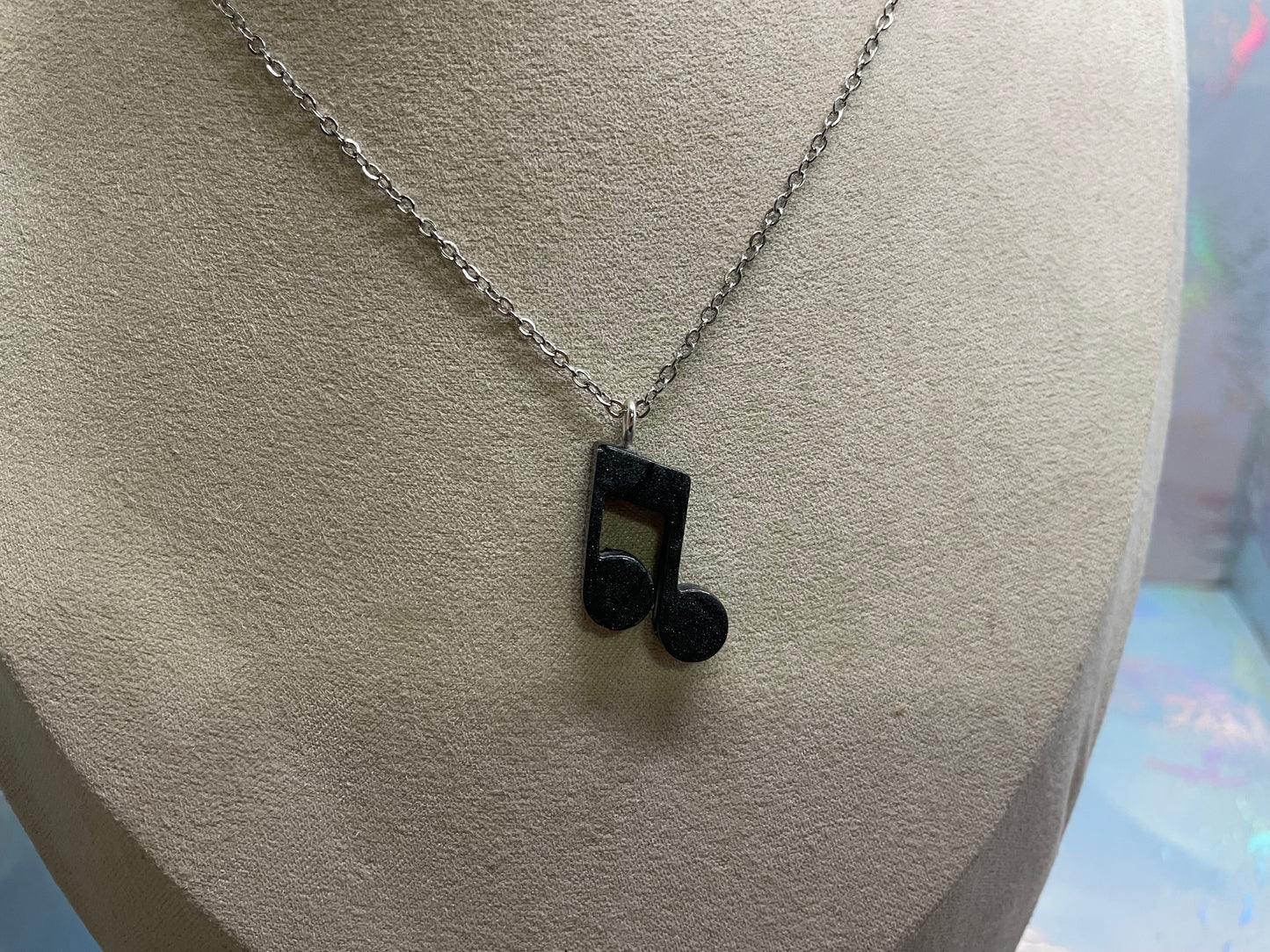 Collier note de musique noir brillant