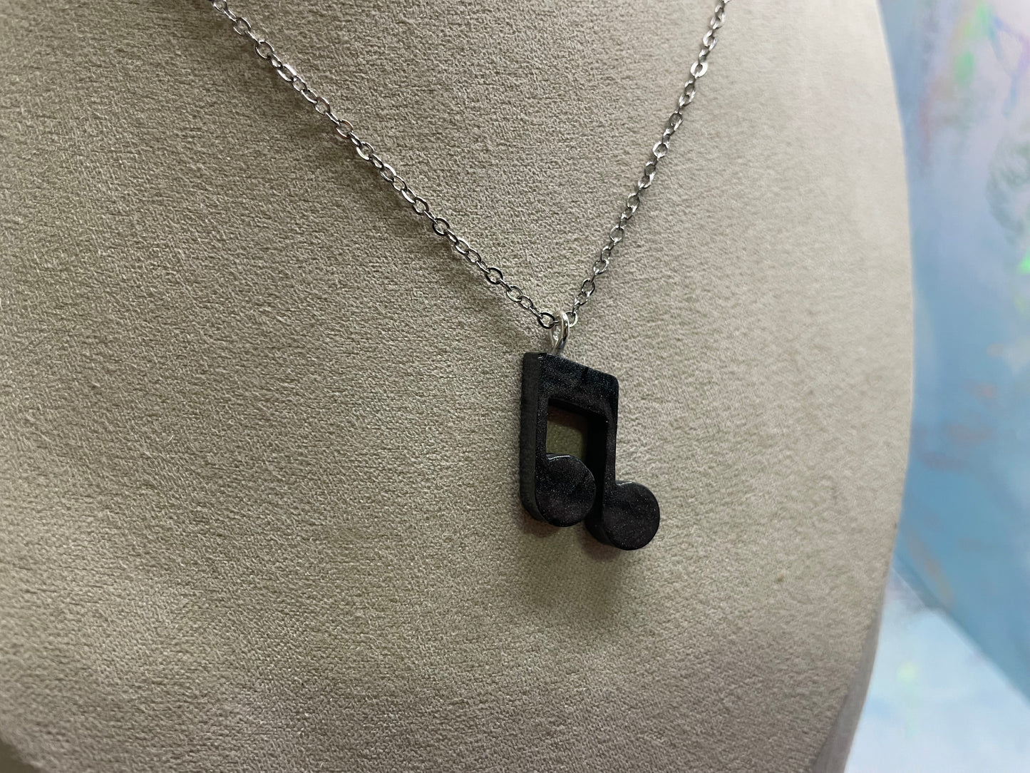 Collier note de musique noir brillant