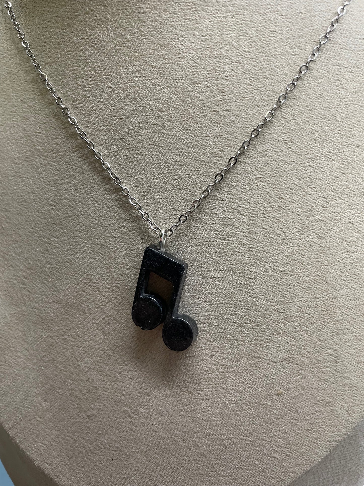 Collier note de musique noir brillant
